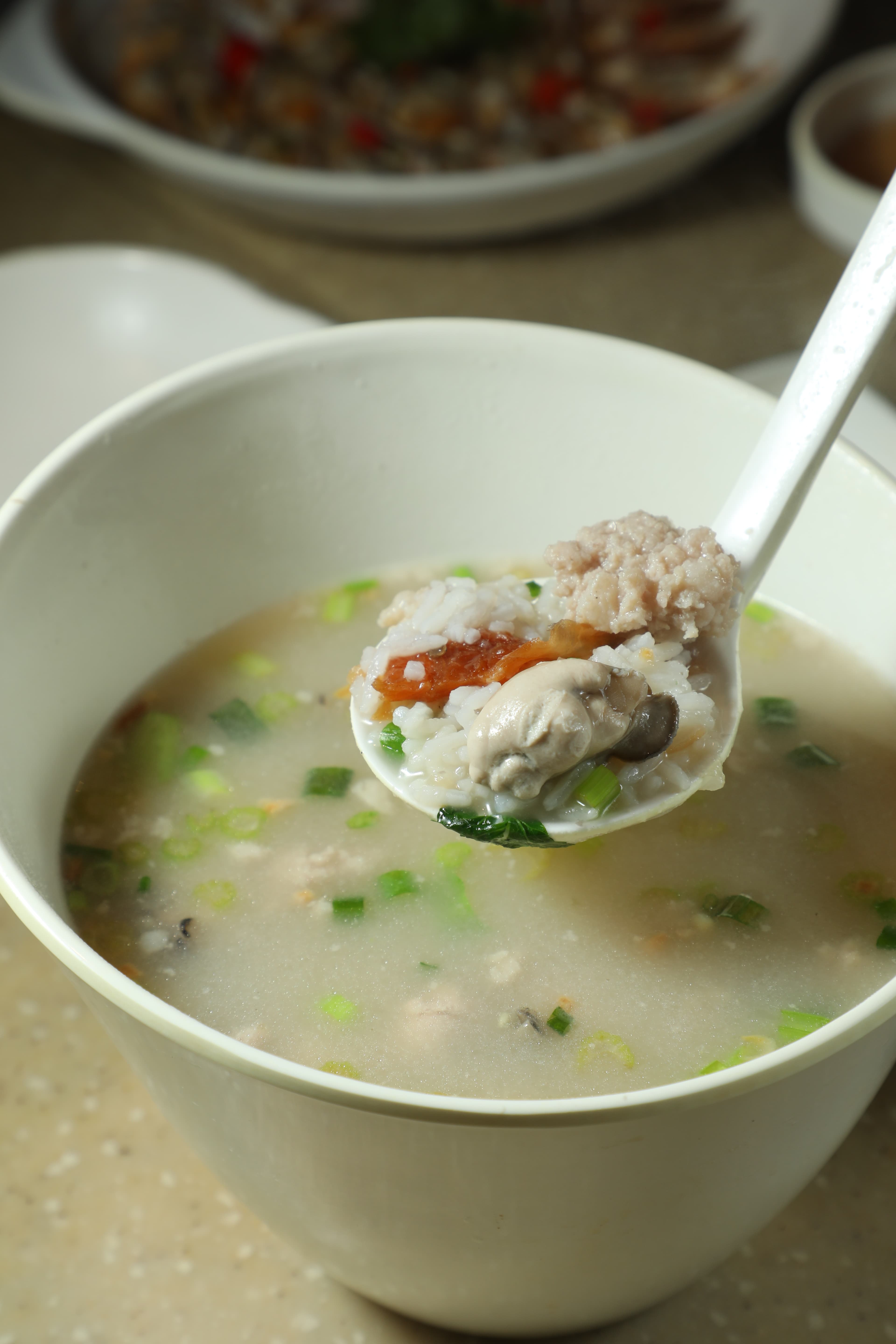 人氣招牌「蠔仔肉碎粥」以南薑、魷魚乾與大地魚乾熬粥底，粒粒牡蠣飽滿鮮香，整碗全是大海精華。（港幣75元／小份，約NT$308）