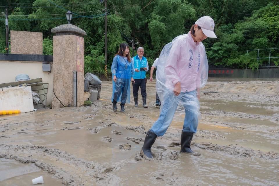 高雄田寮豪雨過後，道路布滿黃泥淤積、交通一度受阻，國民黨高雄市長參選人柯志恩前往了解災情。
