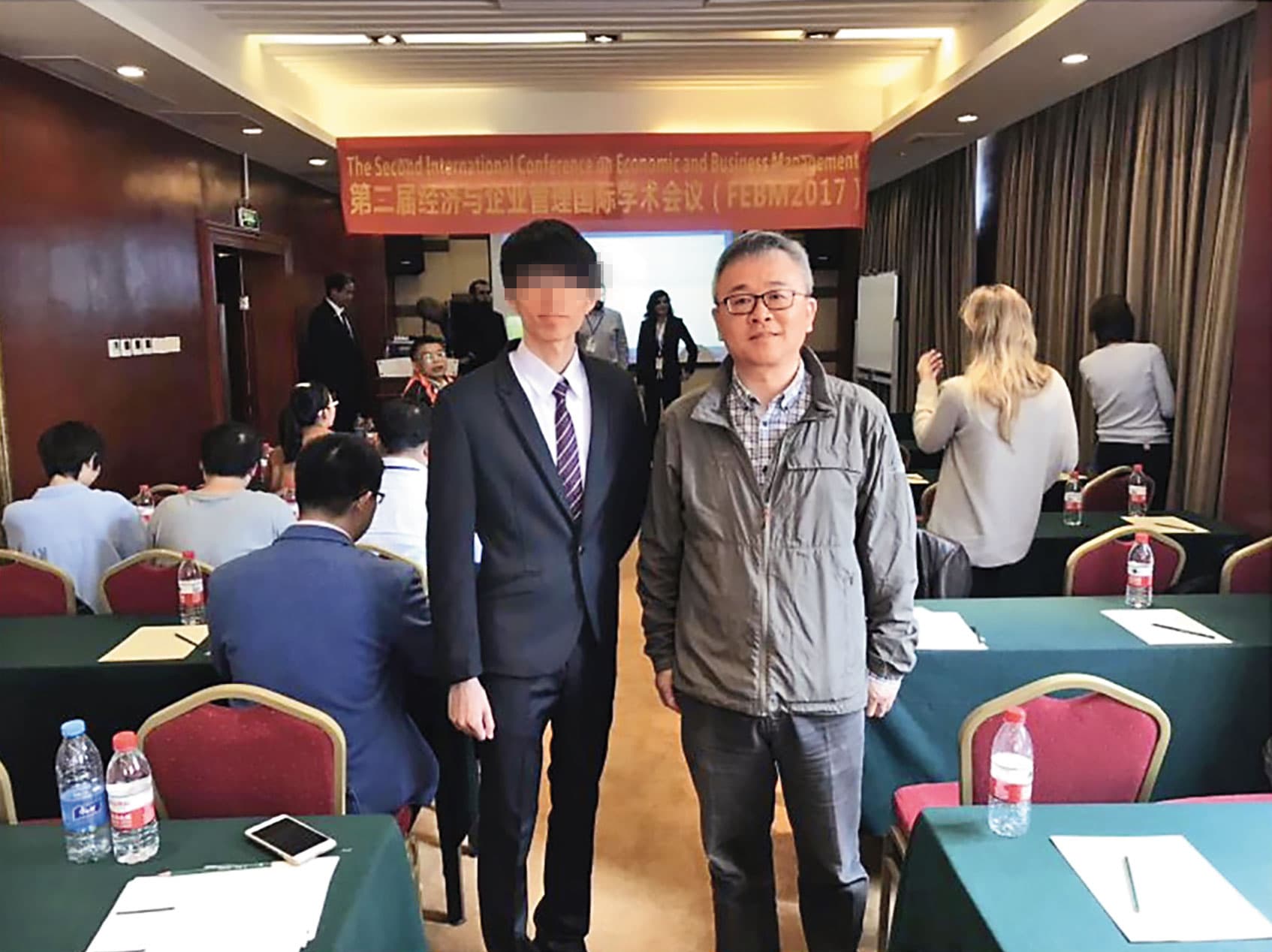 陳同孝（右）被控多次前往中國參加研討會，但參選校長時卻未誠實揭露。（讀者提供）