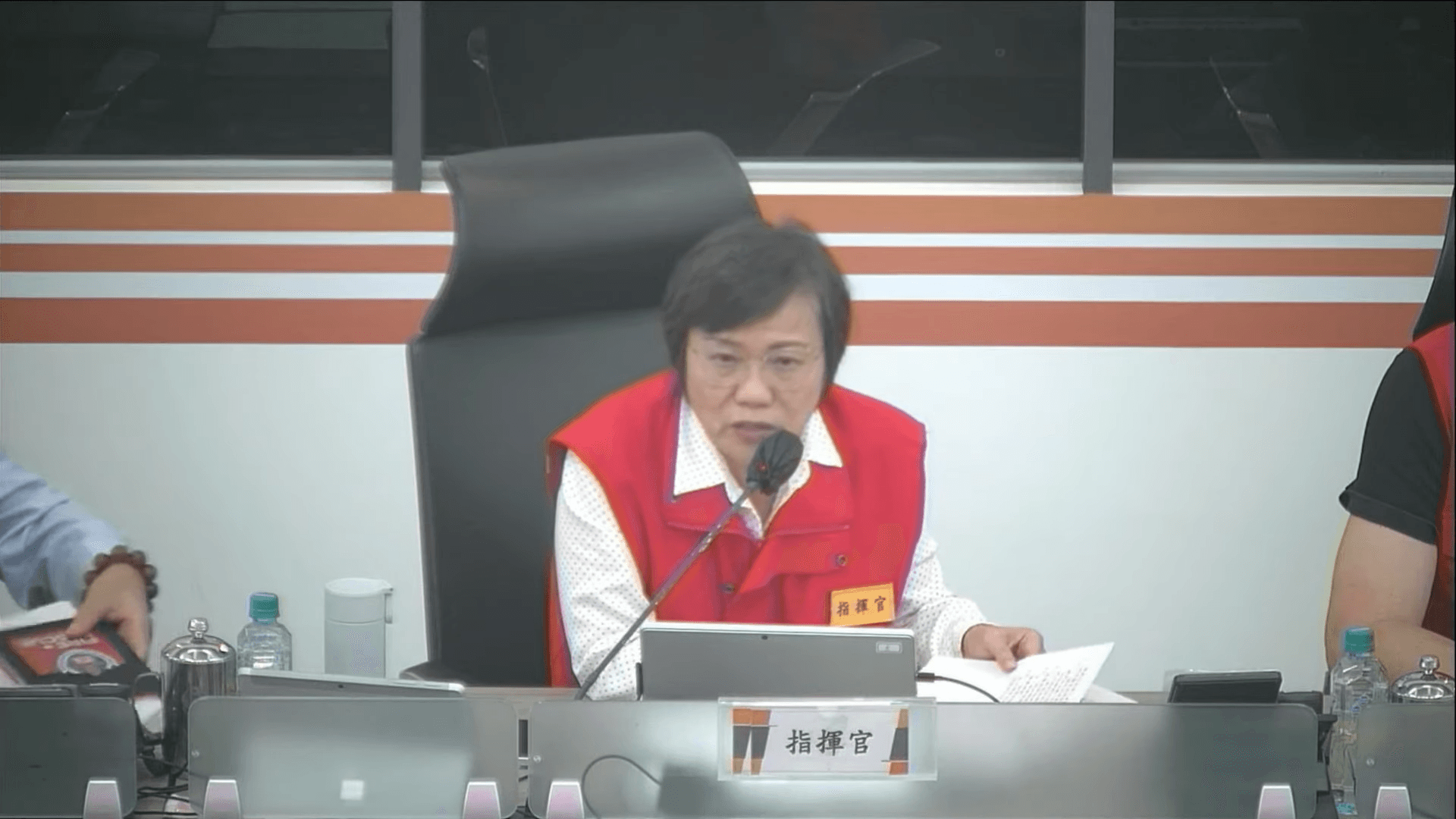 劉世芳擔任中央災害應變中心指揮官，連日主持救災會議，卻遭質疑發出訕笑聲。（翻攝自中央災害應變中心直播）