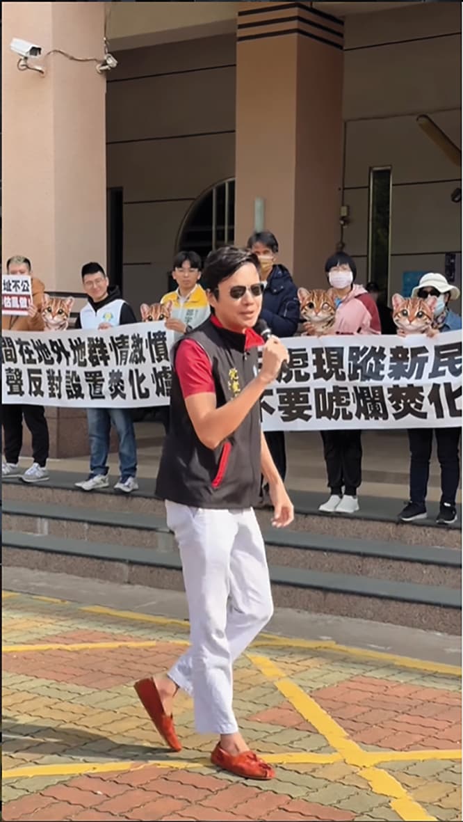 常行深特地訂做一件神似國民黨背心的服裝，讓自己看來像官方「友軍」。（翻攝常行深IG影片截圖）