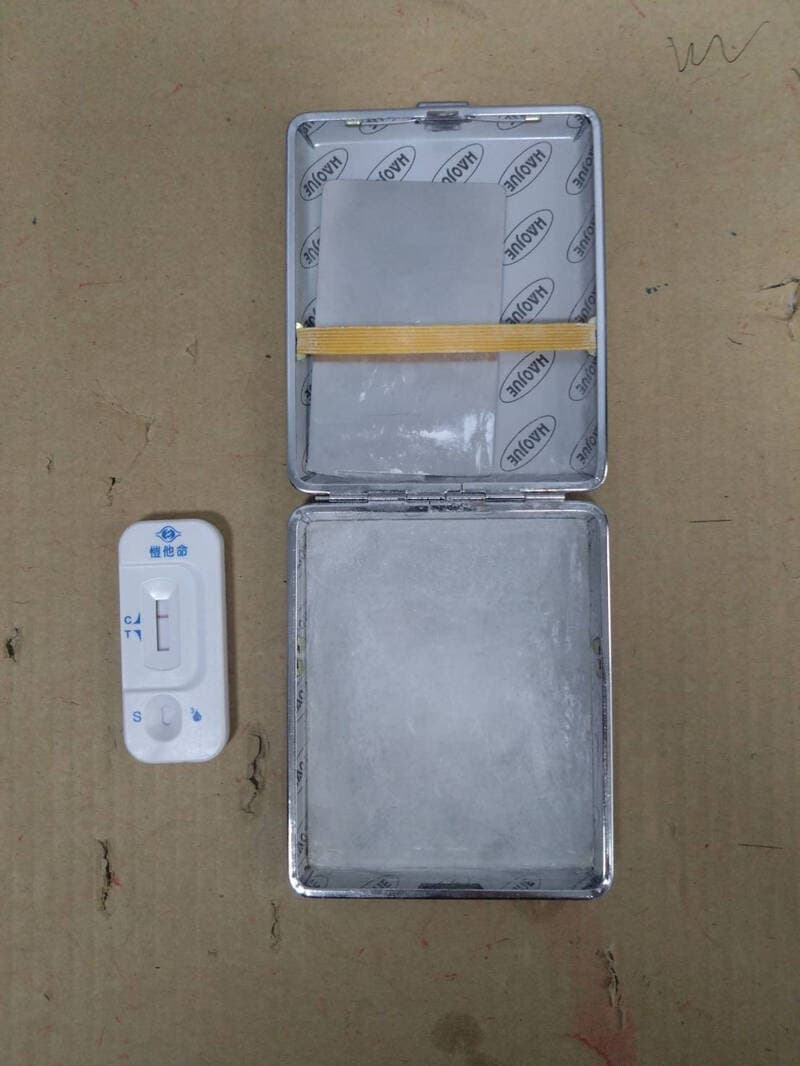 警方在車上搜出上面有毒品殘渣的K盤，雷男同夥也一併被捕。（警方提供）