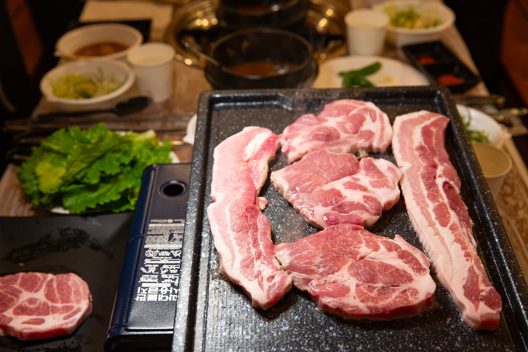 豐富厚實的五花肉與梅花肉在鐵板上滋滋作響，在星空下享用儀式感十足。