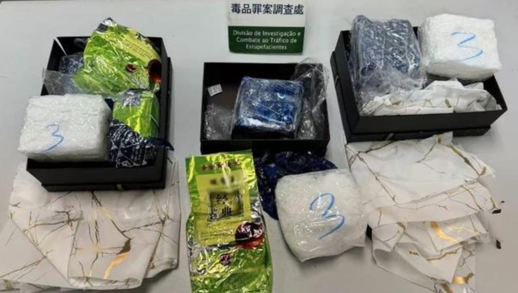 警方在黃嫌行李箱內，發現3個禮盒內裝有10包以茶葉包作為掩飾的冰毒。（翻攝自澳門日報官網）