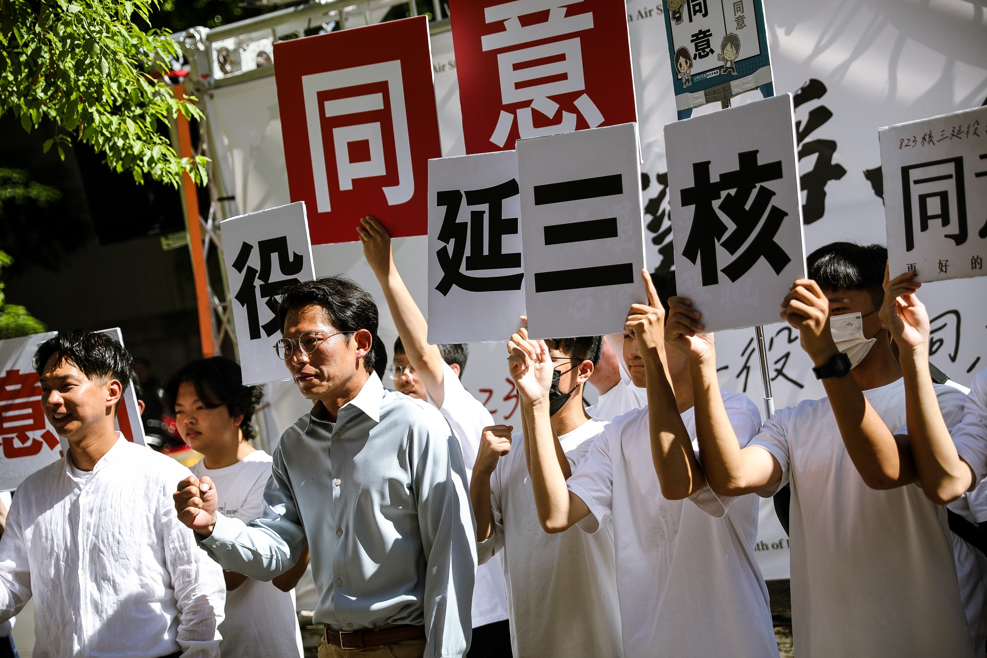 黃國昌今日在台北內湖進行重啟核三公投車掃前，爆料接獲澎科大學生投訴，稱投票通知單全被壓在軍訓教官，沒有主動發給學生。（鏡報鄒保祥）