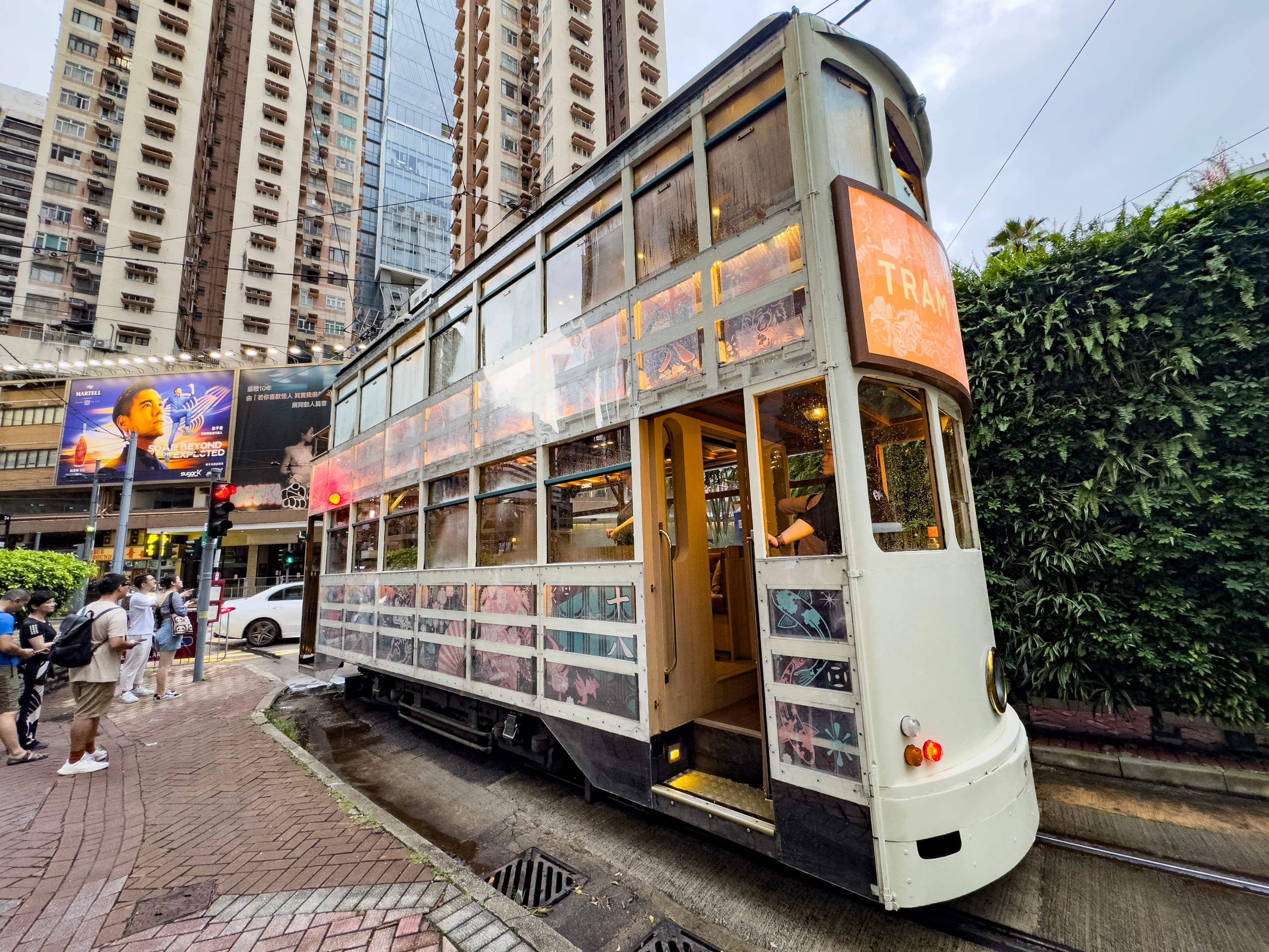 2021年完成翻新的派對電車「TRAM No.18」，是目前唯一上下兩層都裝設空調的電車，只提供私人租借。