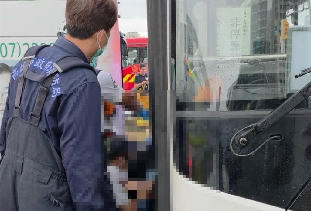49歲張姓男公車司機疑似忘記拉手煞車，他試圖以肉身阻擋讓車輛停止，結果讓自己被2輛公車擠壓，送醫搶救不治。（翻攝畫面）