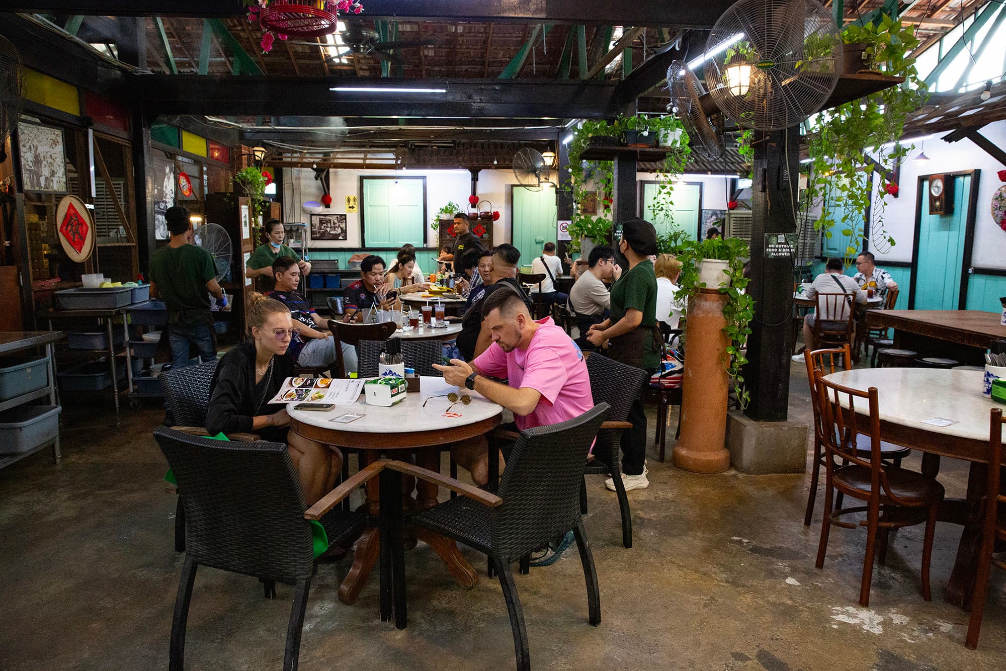 源昌隆咖啡店是由一棟建於1911年的百年老郵局改建而成，融合華人傳統建築風格與南洋特色。
