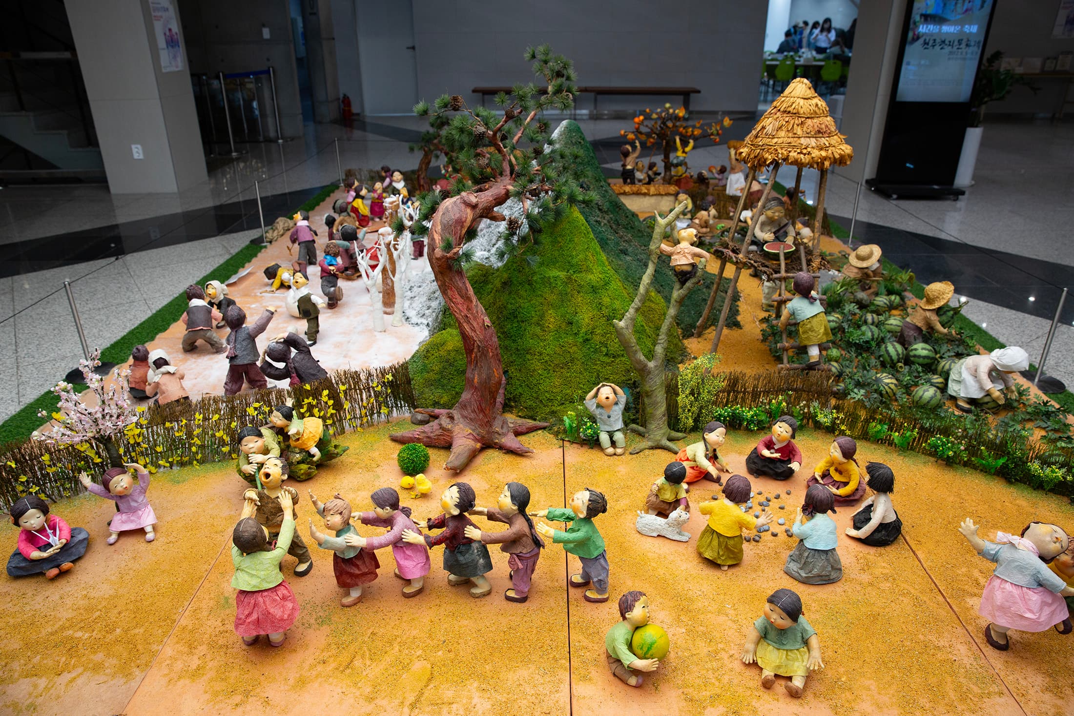 韓紙主題公園展區的入口處前，擺放一座以紙製作的春夏秋冬四季圖，展現高超的紙雕技術。