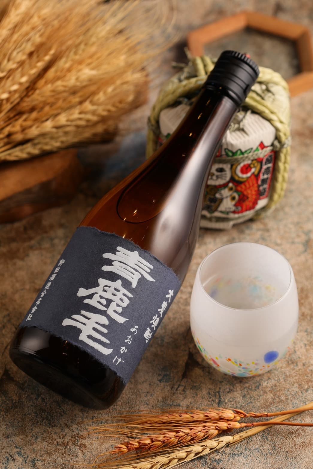 柳田酒造的「青鹿毛 大麥燒酎」相當適合兌熱水飲用，細細感受其鮮明的個性色彩。（1,300元／720ml）