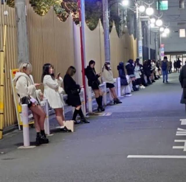 日本東京新宿區歌舞伎町的大久保公園，近年來出現不少女性「站壁」。（翻攝自X）
