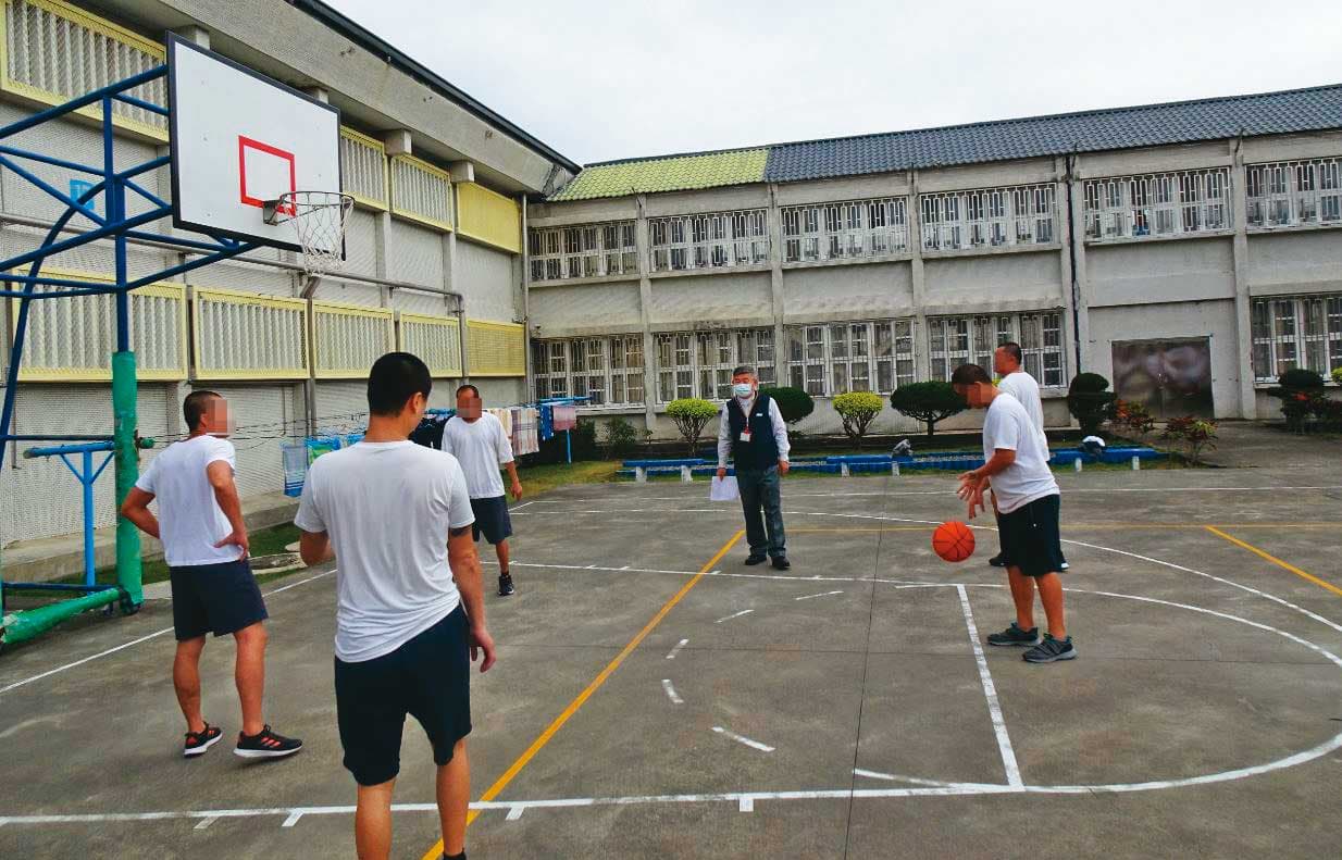 各監所受刑人可以定時運動打球，若表現良好還可獲假釋，提早出獄。（翻攝法務部官網）