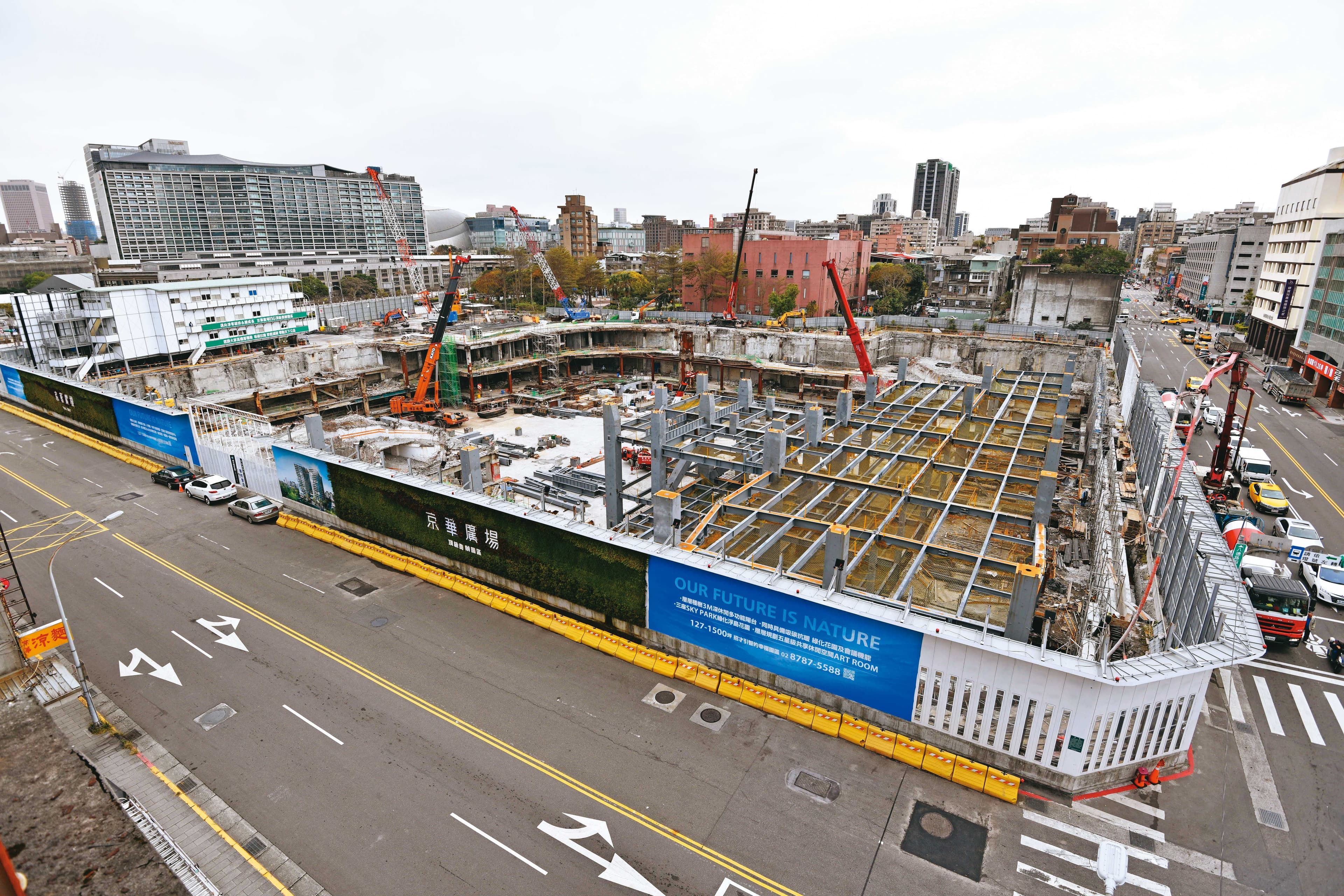 京華城改建爆出容積率大幅放寬涉及圖利罪，檢廉懷疑柯市府高層有人涉案，近日將約談柯文哲說明。