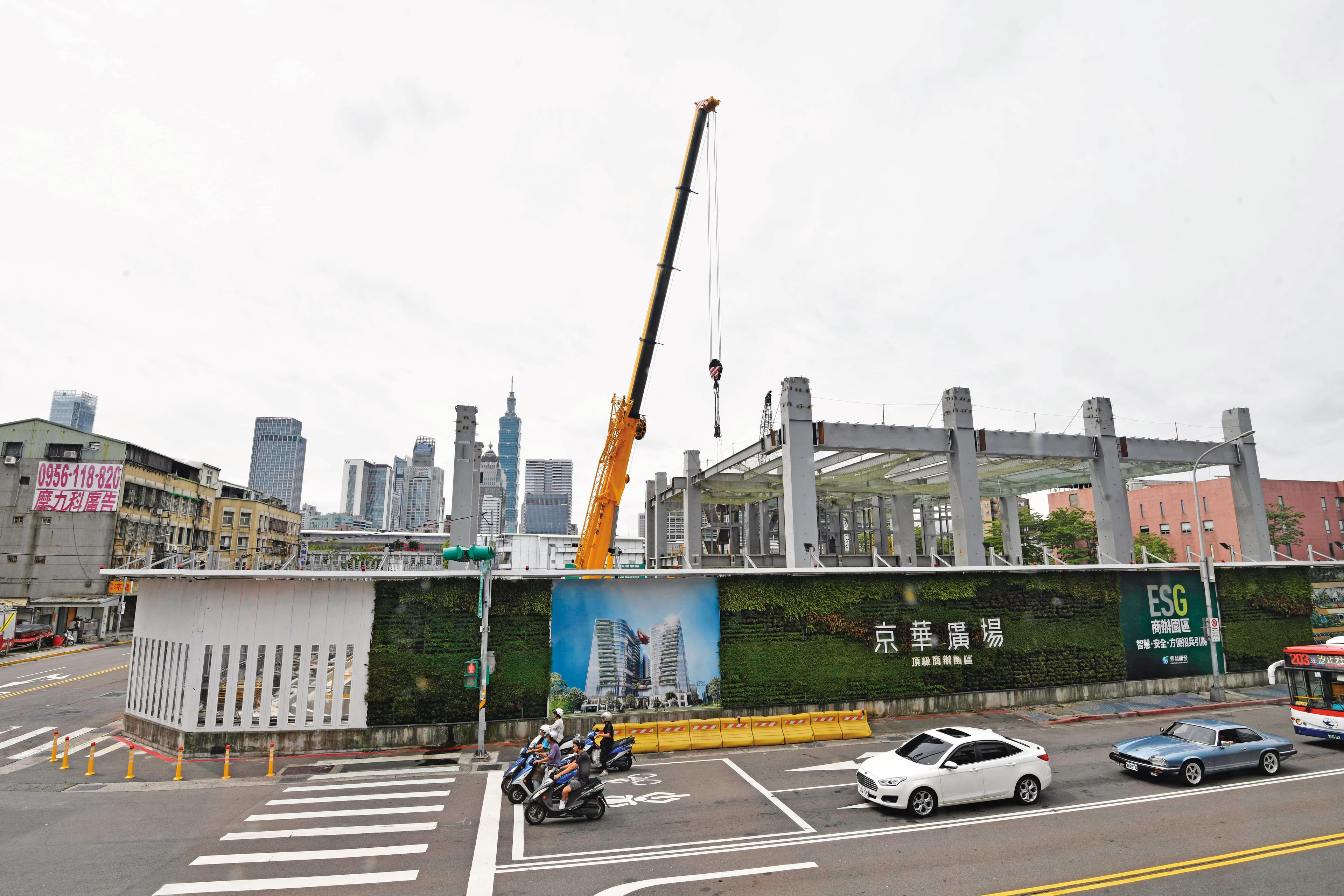 京華城拆掉後準備改建成豪華商辦，因容積率大增，估計可替威京集團賺進上百億元。