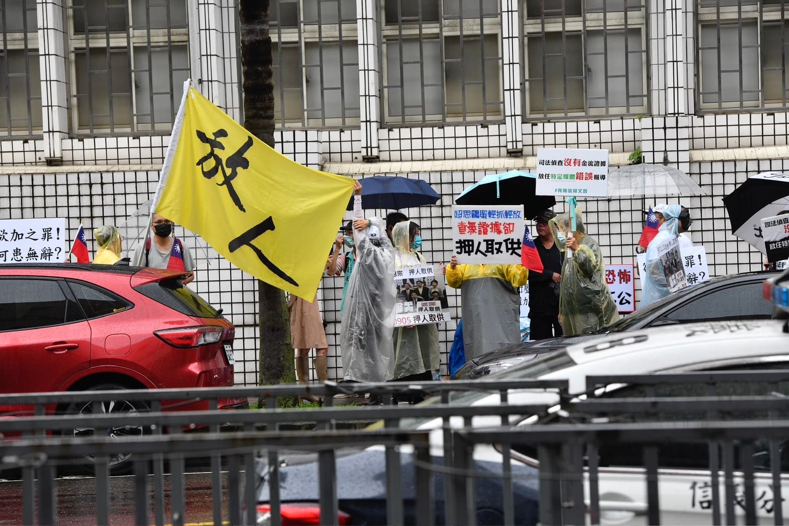 今早小草集結要求釋放柯文哲。