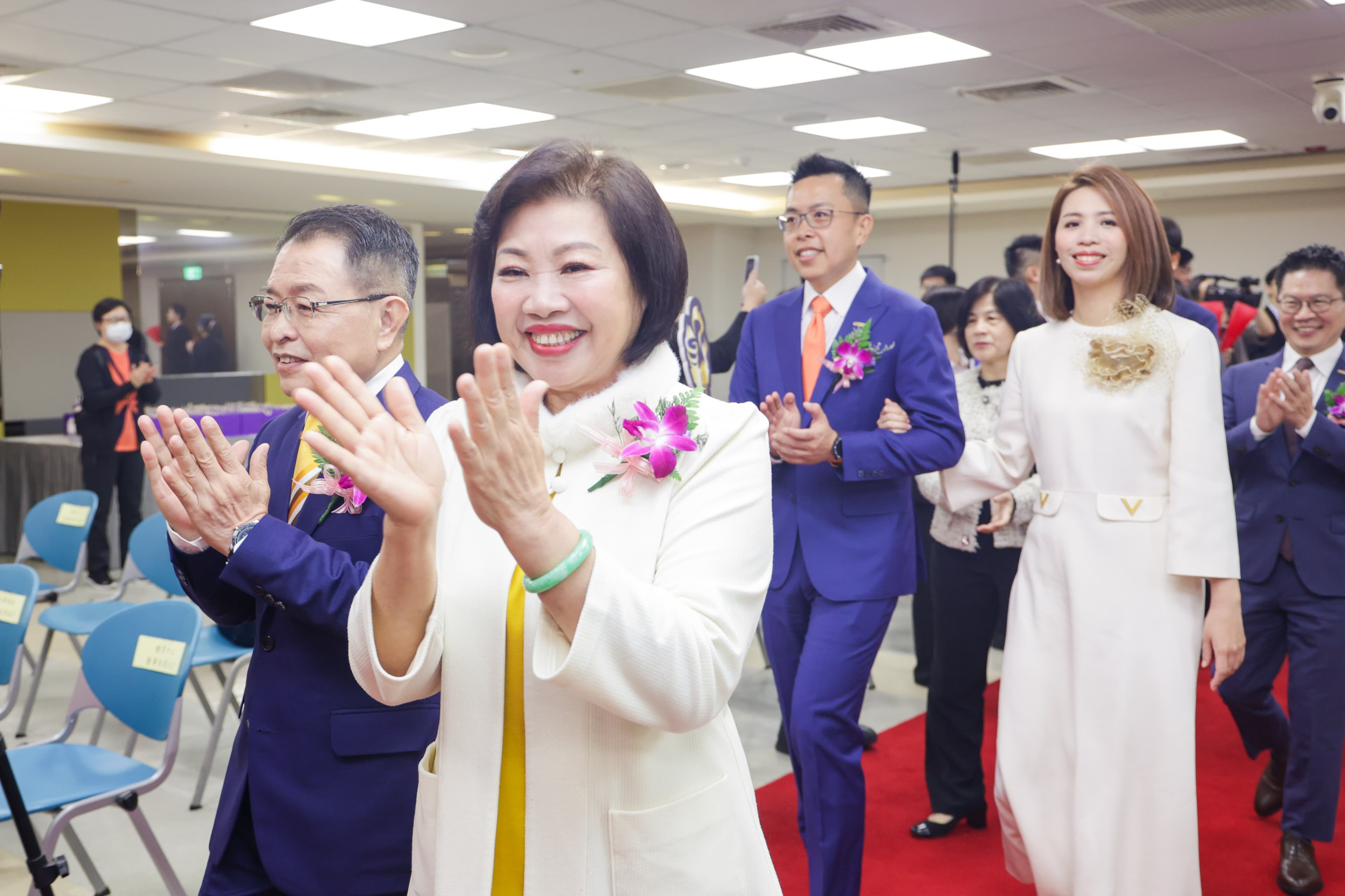 公勝保經3月底上櫃時，蔡聖威（後排左）與吳榆錡（後排右）一起走紅毯。前為創辦人蔡文俊、李雯蕙。（公勝保經提供）