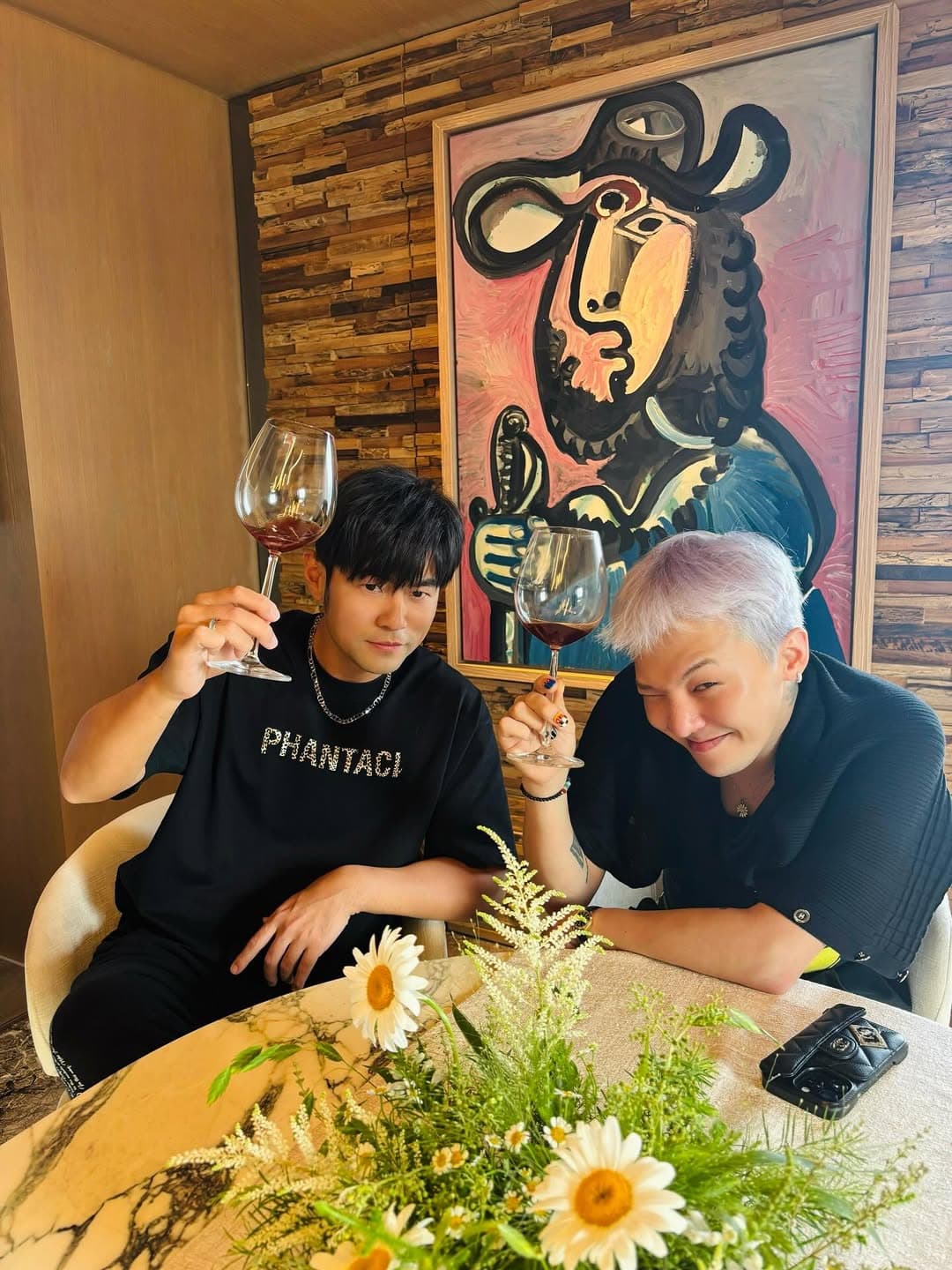 周杰倫和GD舉杯慶祝。（翻攝周杰倫IG）