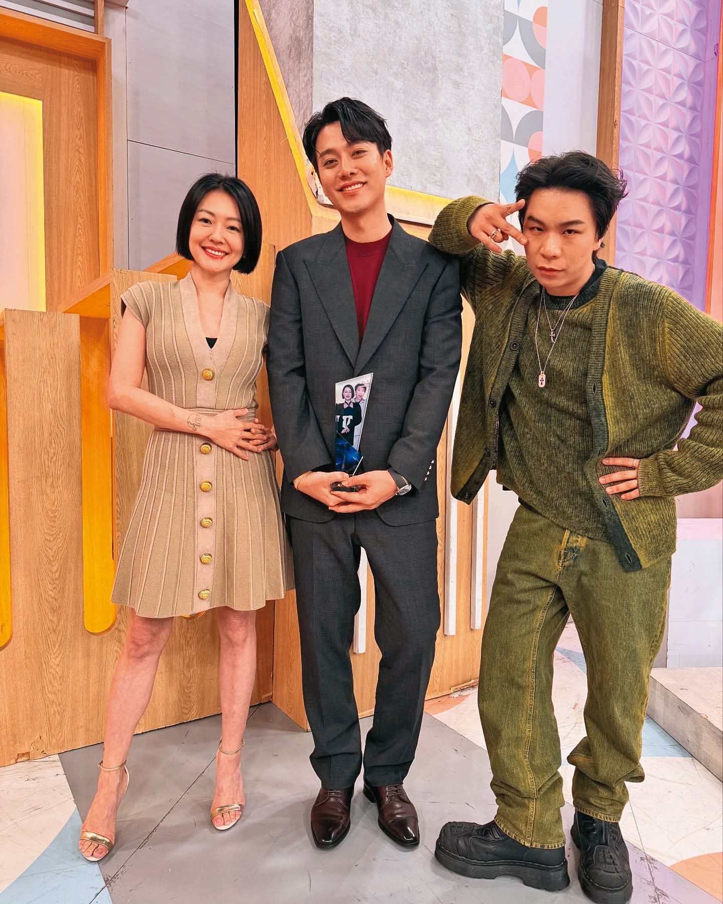 李唯楓（中）曾赴北京工作，在《小姐不熙娣》和小S（左）、派翠克（右）暢談當時的痛苦生活。（翻攝自李唯楓IG)
