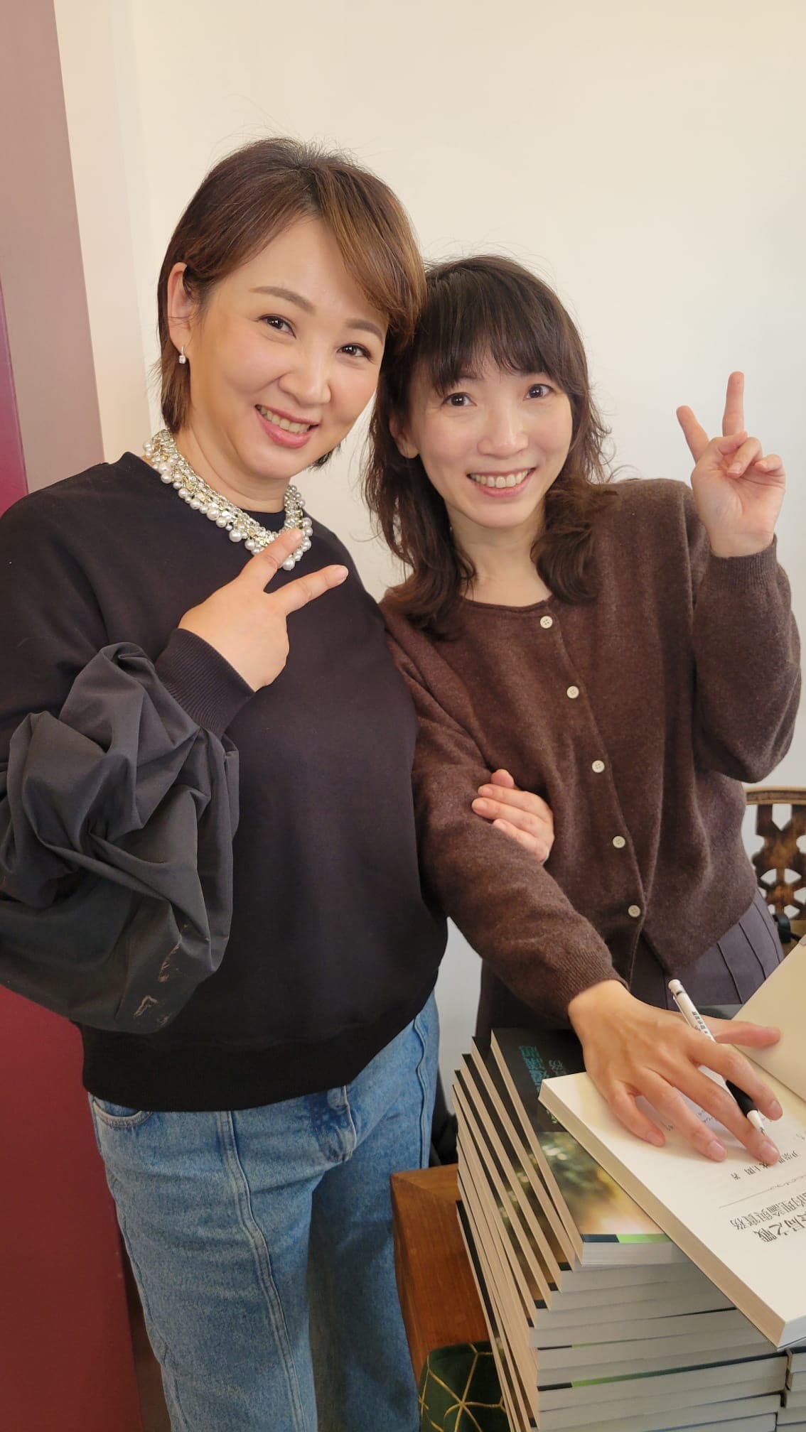 郁方（左）開心拿到潤泰公主尹崇恩的新書簽名。（台灣世界夫人協會提供）