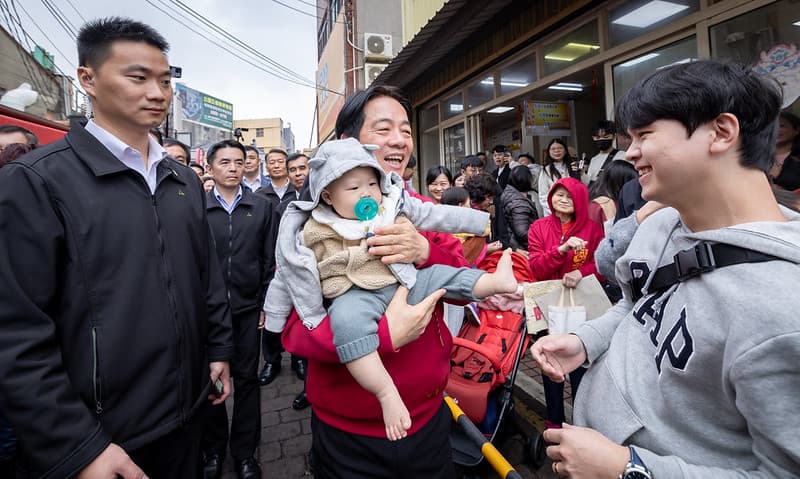 賴清德到各宮廟參拜，與民眾互動，為台灣祈福。（總統府提供）