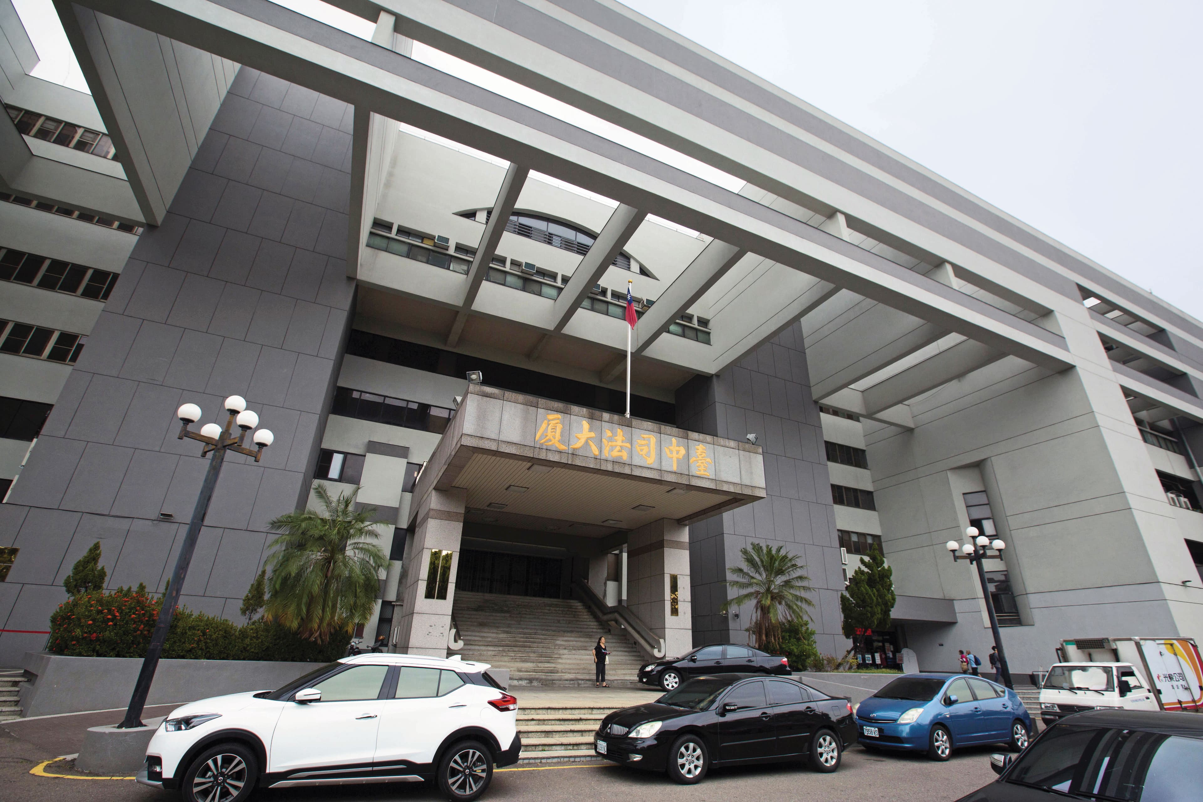 檢方痛批葉仁豪利用房仲專業與人際信任，造成多個家庭財務崩盤，建請法院從重量刑。圖為台中地院。