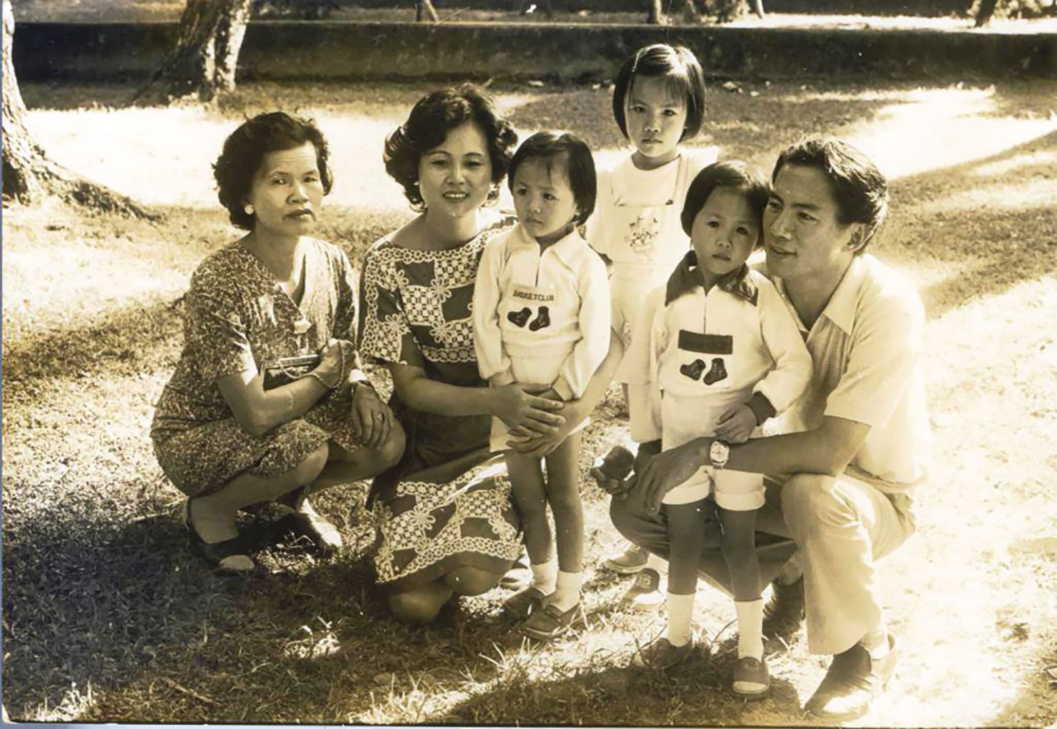 林義雄與家人感情融洽，他婚後與母親林游阿妹同住，林母亦幫忙照顧孩子。左起林母、方素敏、林家三姊妹、林義雄。（圖片來源：慈林教育基金會）
