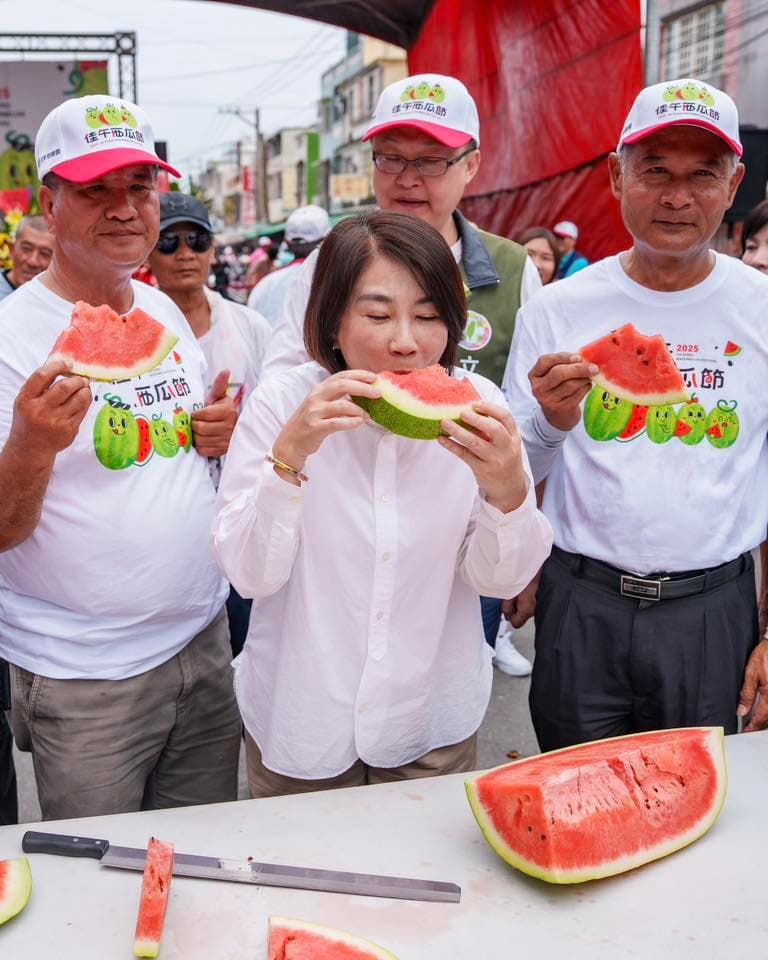 立完西瓜後，周春米直接推銷起當地的西瓜。（翻攝自周春米臉書）