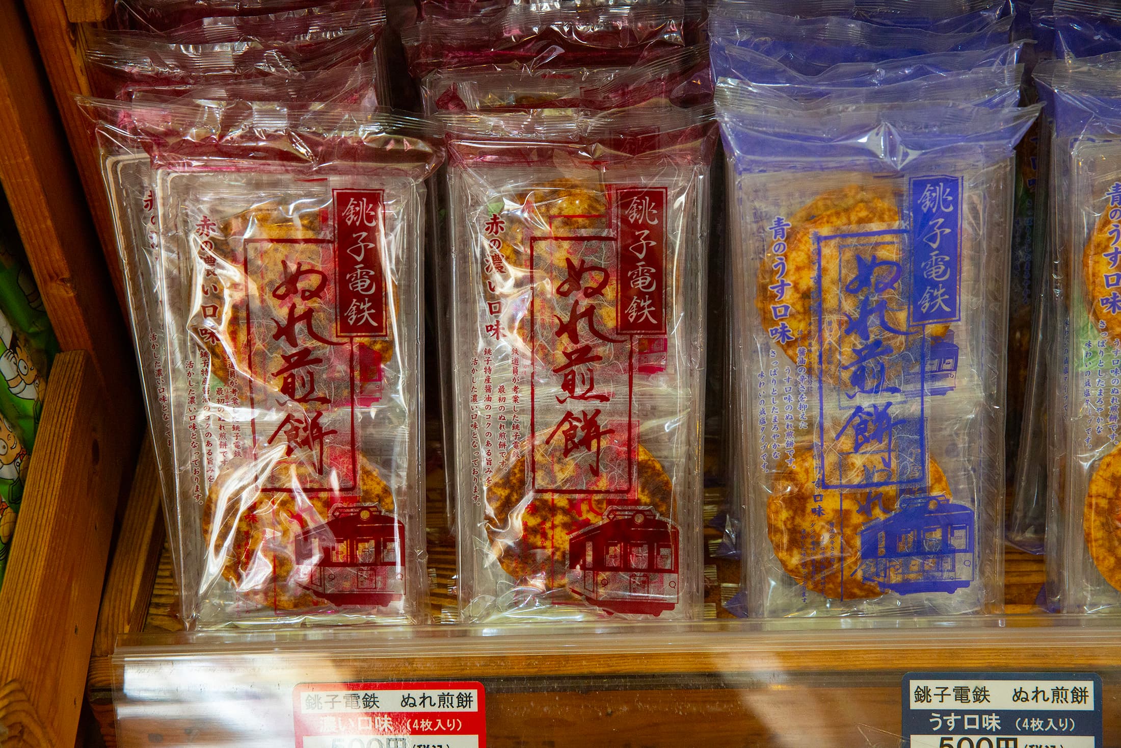 銚子電鐵的救命仙丹「濕煎餅」，烤好再浸入醬油，口感軟Q濕潤，濃濃醬油香意外爆紅，銷售額曾超越本業。
