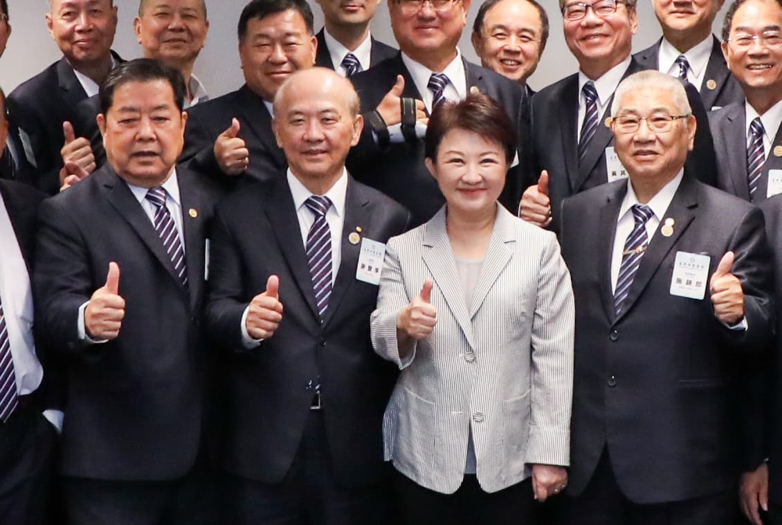 謝豐享去年3月和盧秀燕會面時，盛讚台中經濟發展成績那麼好，「身為市民，他感到與有榮焉！」承諾攜手市府一起為台中拚經濟。（台中市政府）
