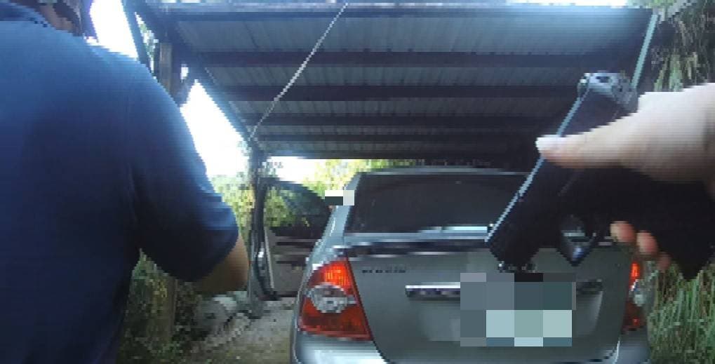47歲男拒檢逃衝撞，員警對車連開2槍。（警方提供）