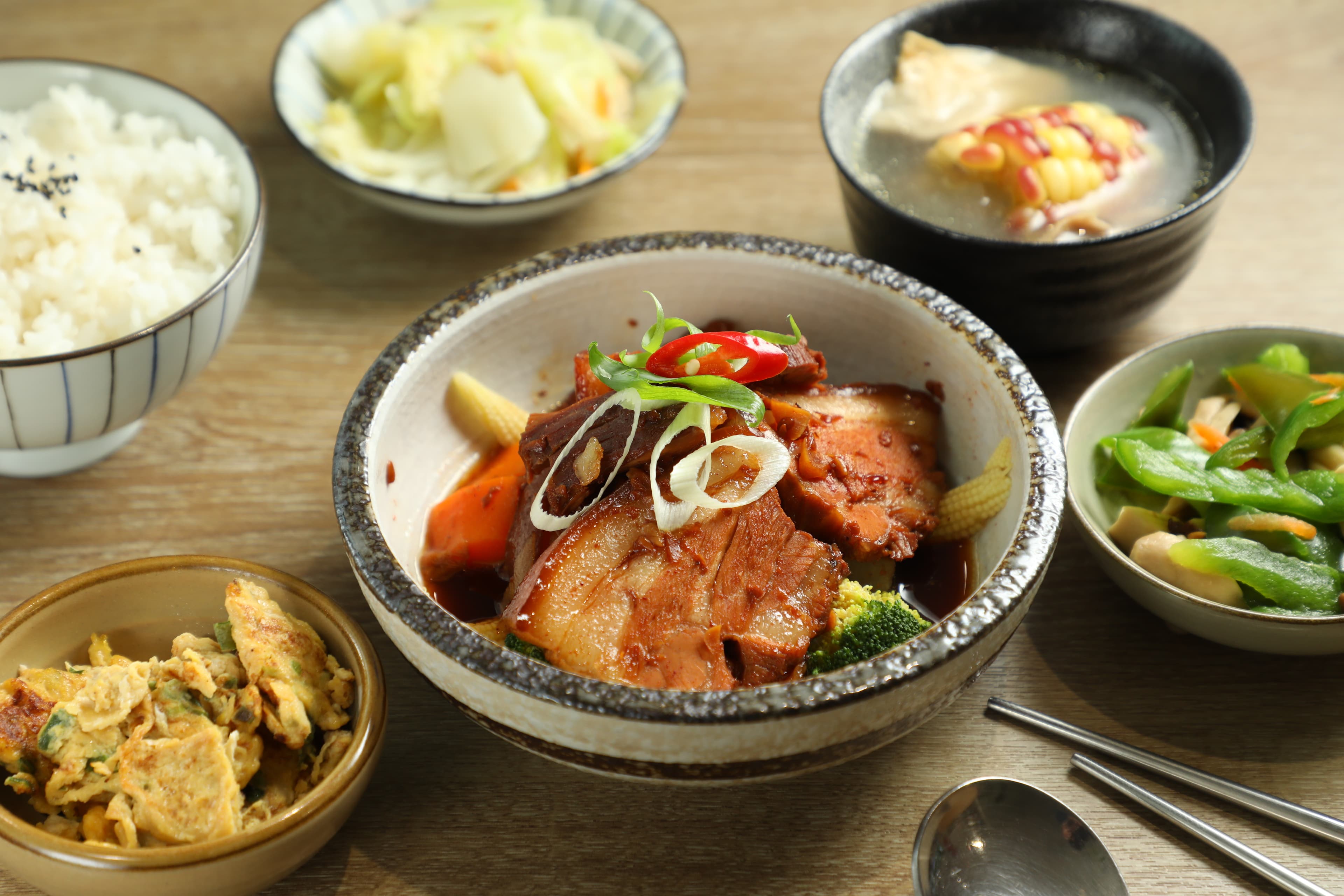 「家的醬香紅燒肉」將五花肉燉至軟嫩入味，很家常的美味，小菜則是選用在地的醜蔬果製作。（260元／份）