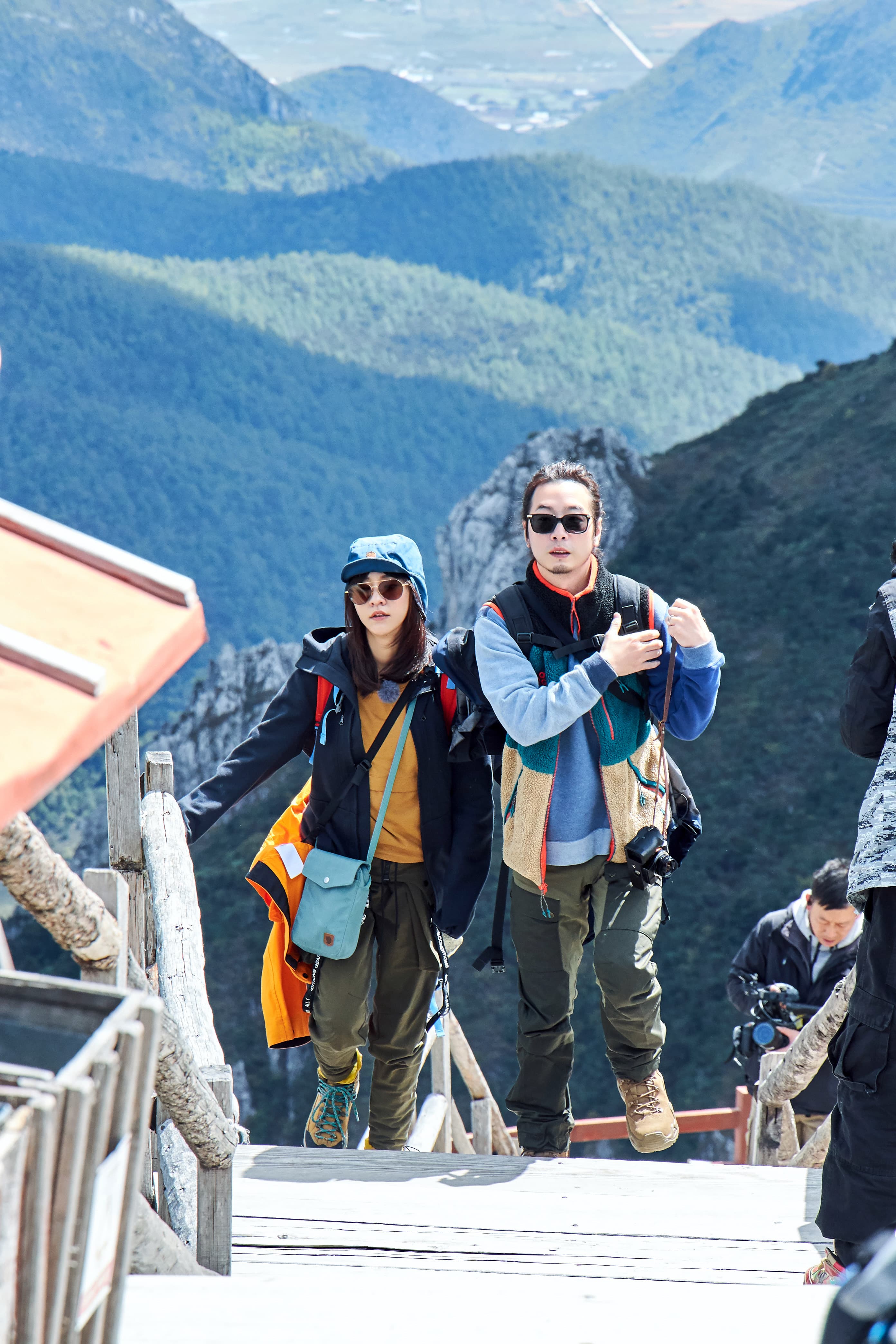 早前夫妻倆赴香格里拉旅遊,雖然一起登山,但2人的運動步調卻不太一樣。(虎鐵健身 X 器械皮拉提斯 提供)