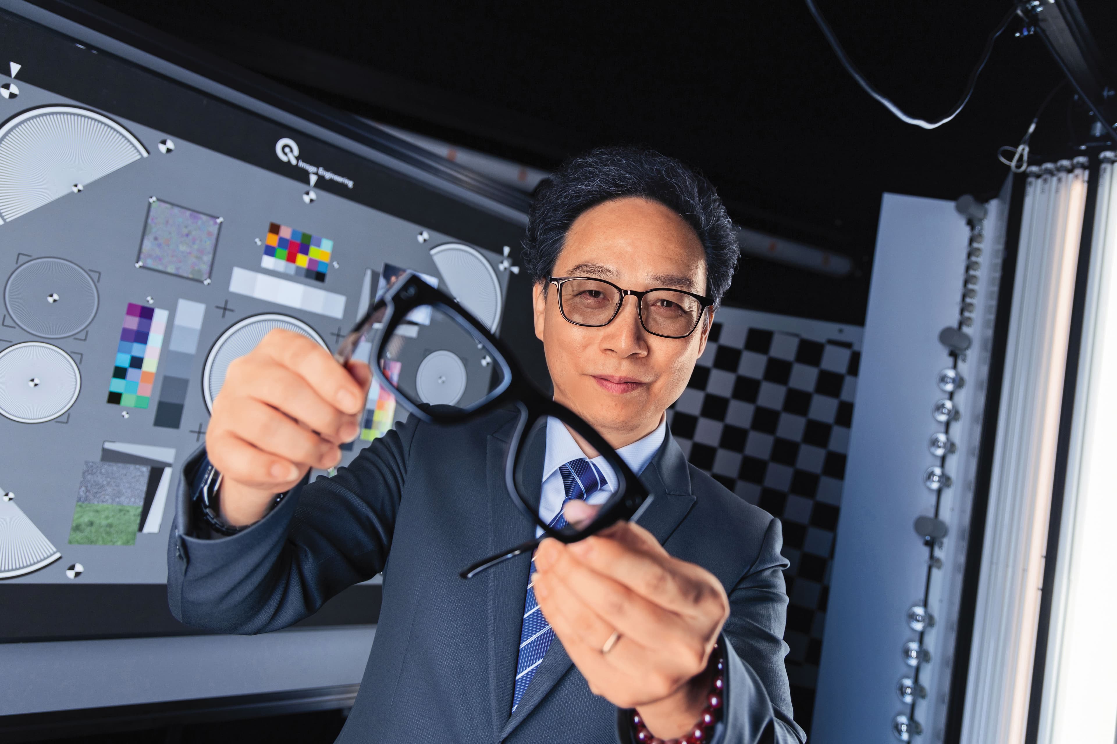 2023年和亞推出的AR精準對位檢測方案，獲美系客戶採用。石文機拿出一副AR眼鏡說：「聰明的眼睛，應用面可以無限延伸。」