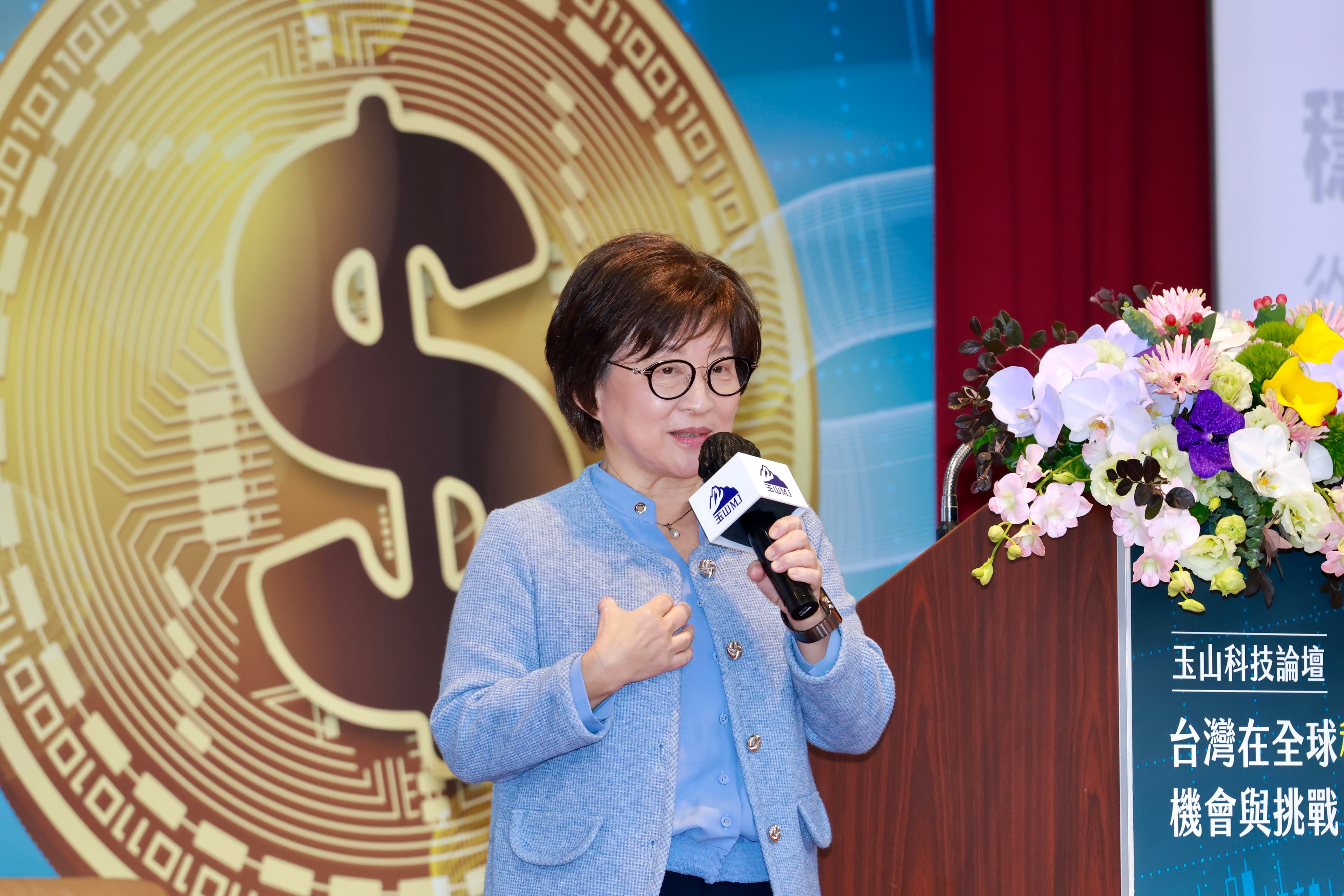 緯穎科技董事長暨策略長洪麗寗笑著對坐在台下的和碩集團董事長童子賢信心喊話。