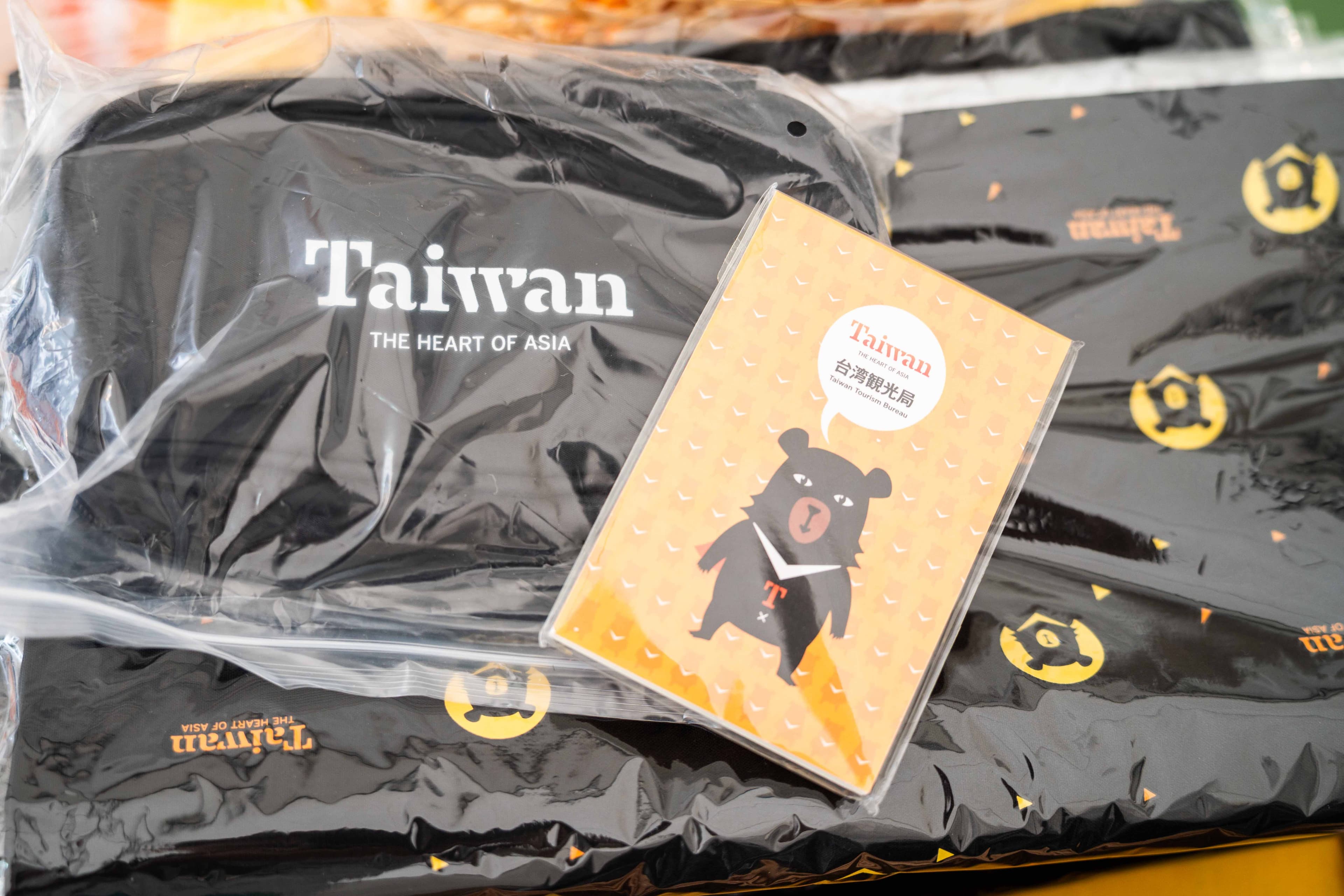 「台灣觀光協會大阪事務所」贈繡有TAIWAN的隨身小袋子。（文總提供）