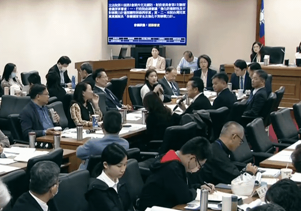 徐巧芯稱軍購要公開透明，顧立雄反問機密預算是否一個都不要過？（翻攝自國會頻道）