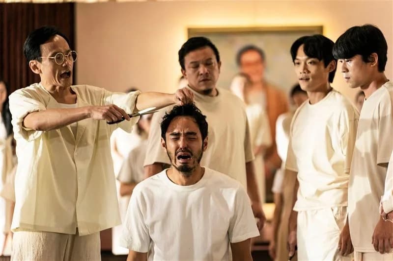 陳以文（左）飾演「尊者」，與阮經天（中）有多場精彩對手戲。（翻攝劇照）