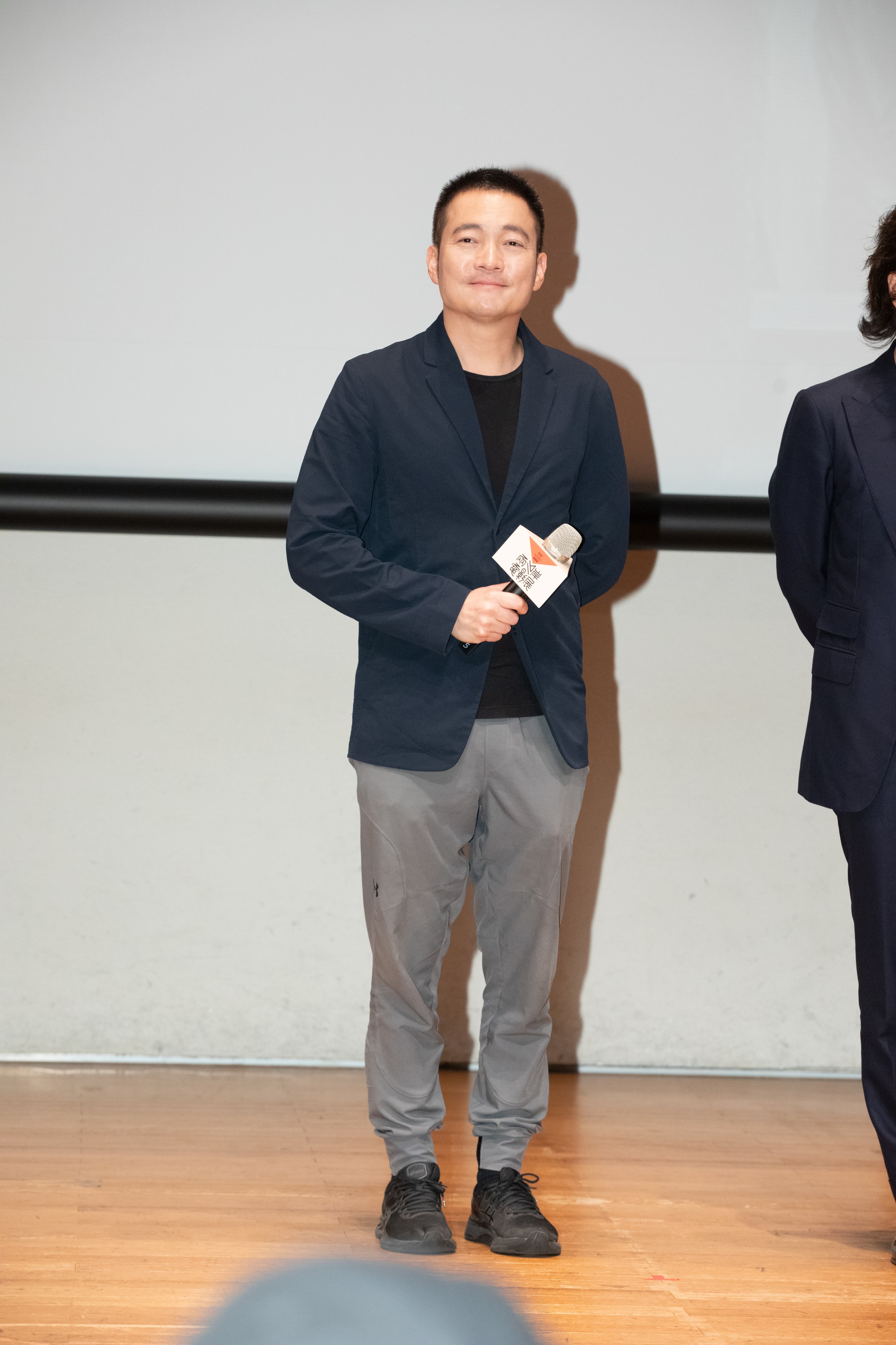 近日在陸劇《雁回時》中飾演反派的喻恩泰，在《勝券在握》中展現實力派硬核演技。