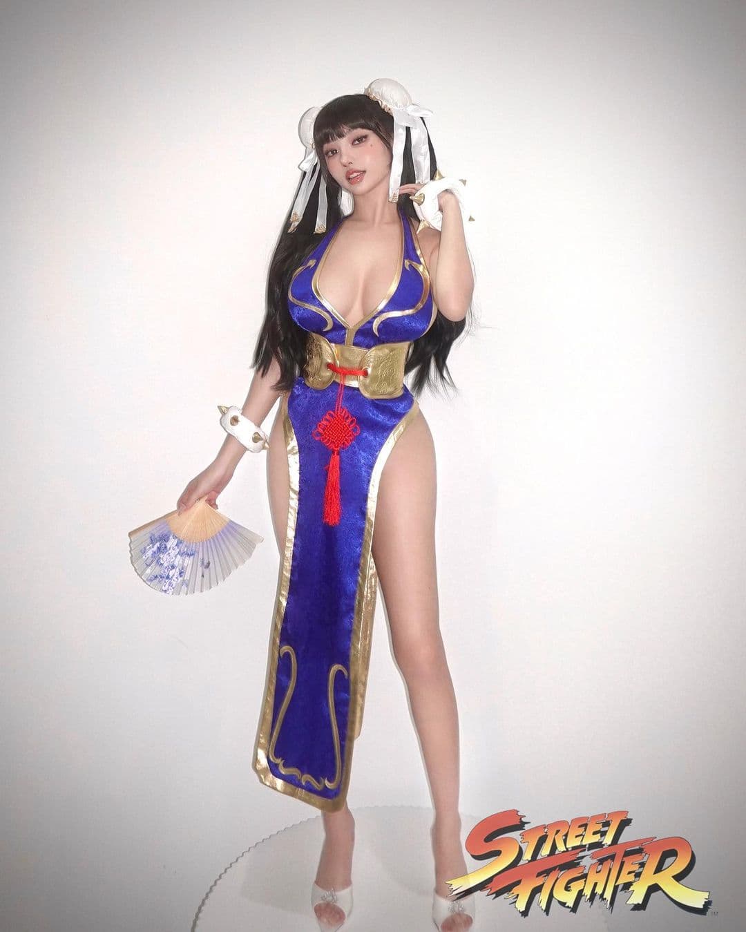 黃琳Cosplay成真人版春麗，豪乳撐爆低胸領口。（翻攝IG@lovelynnboo）