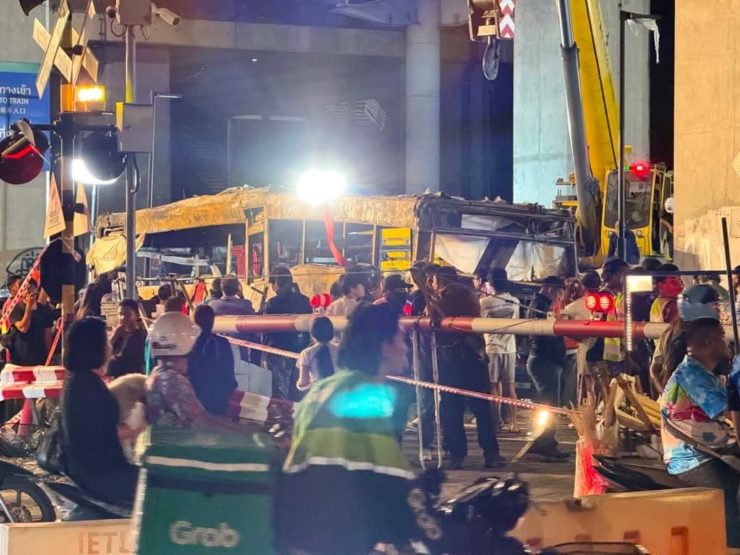 泰國首都今日下午發生一起貨運列車與公車相撞事故，公車、多輛轎車被火車撞翻。（讀者提供）