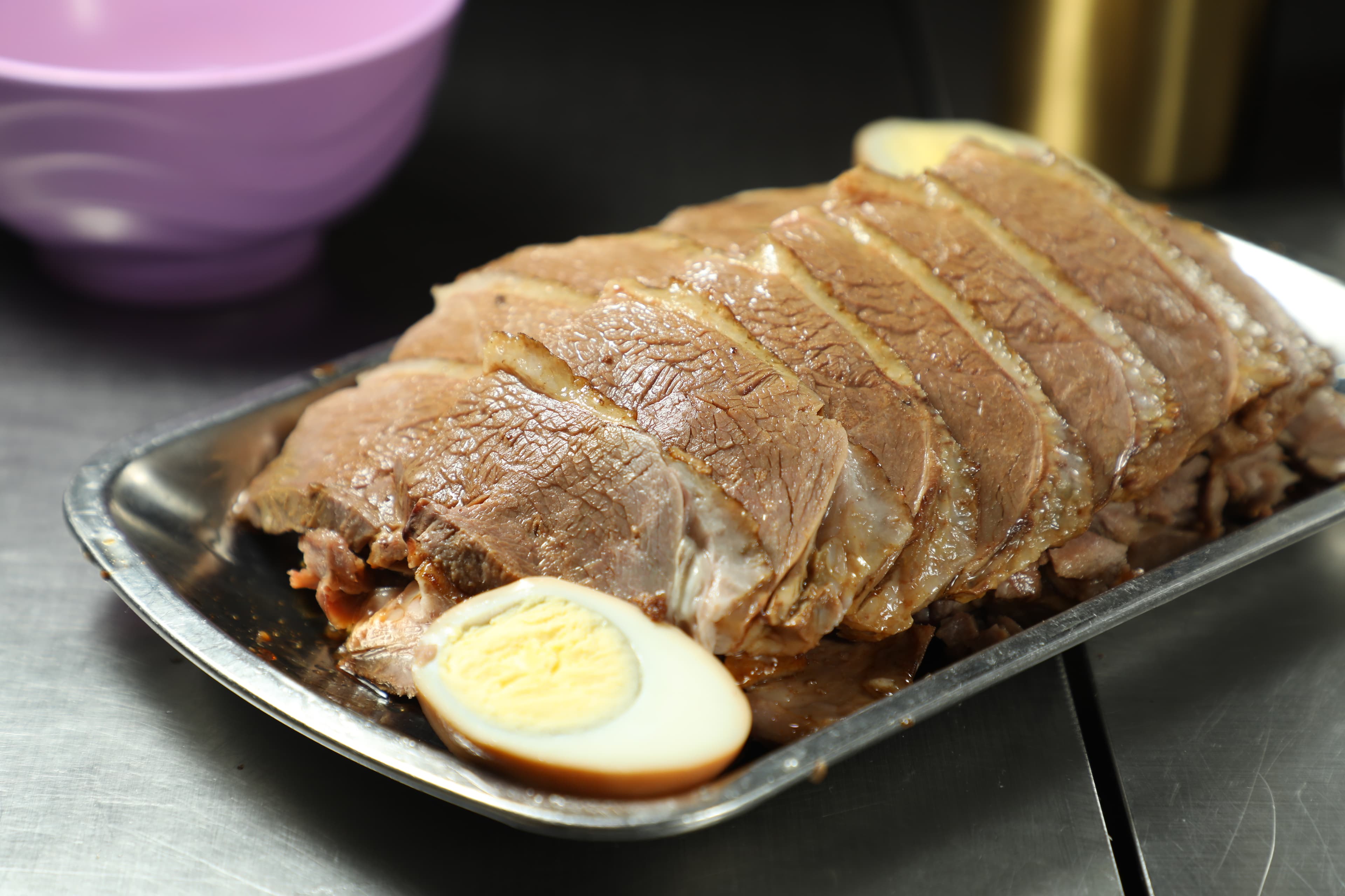 「滷水獅頭鵝（例牌）」鵝片厚薄度剛剛好，皮香肉嫩，份量適合兩人吃一盤。（港幣168元／份，約NT$690）