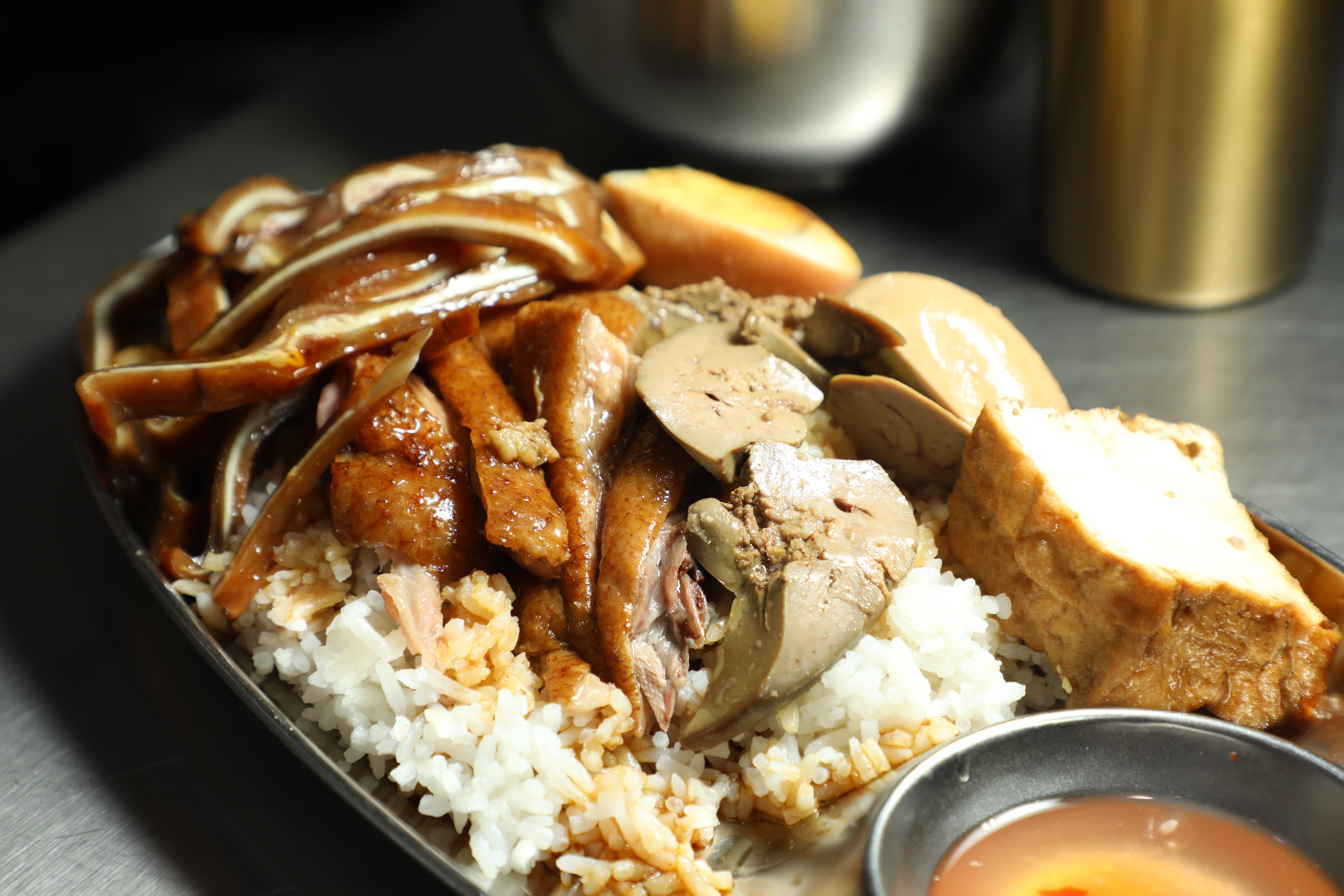 「雙拼飯」可拼鵝、雞、鴨、豬、肝、腎、掌、翼、豆腐跟蛋。（港幣55元／份，約NT$226、滷蛋30元／份，約NT$123、豬耳朵30元／份，約NT$123）