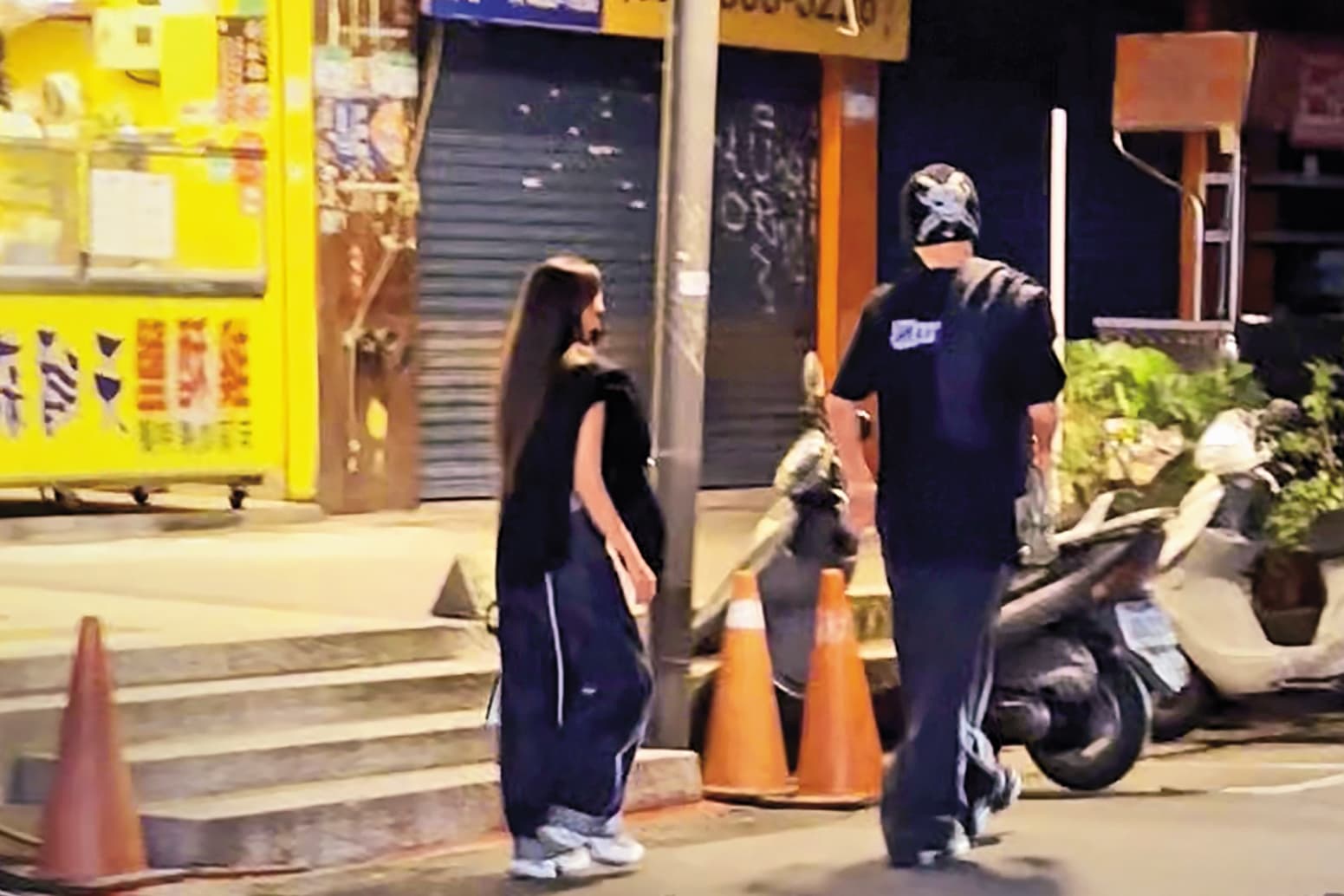 5/24 23：23，派偉俊（右）與禾羽（左）看完電影，一路步行前往宵夜的火鍋餐廳。