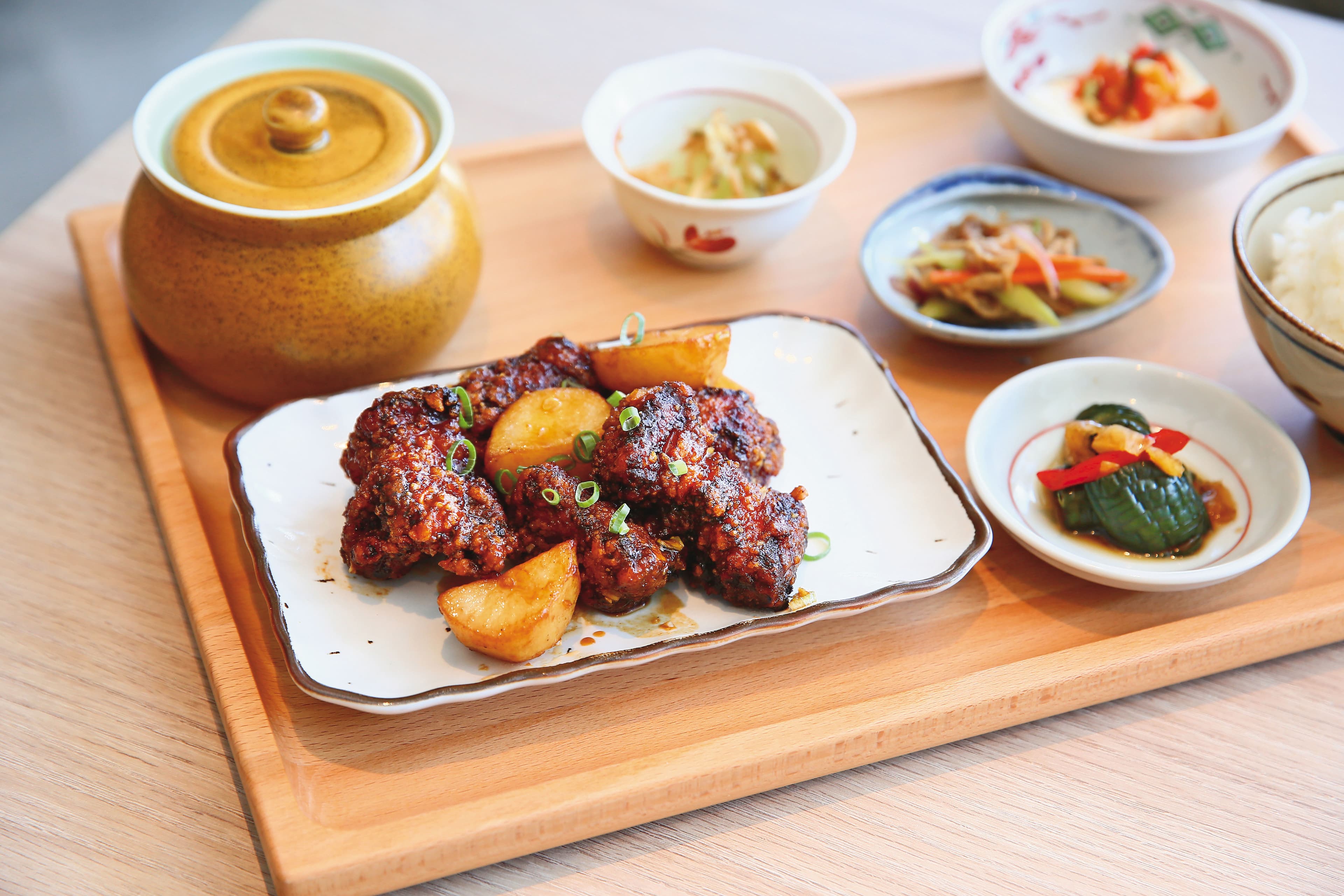 Two Tails提供台灣市場相對少見的「閩台菜」作為餐廳主打，以套餐形式呈現。（福州糟香醉排骨580元／套）