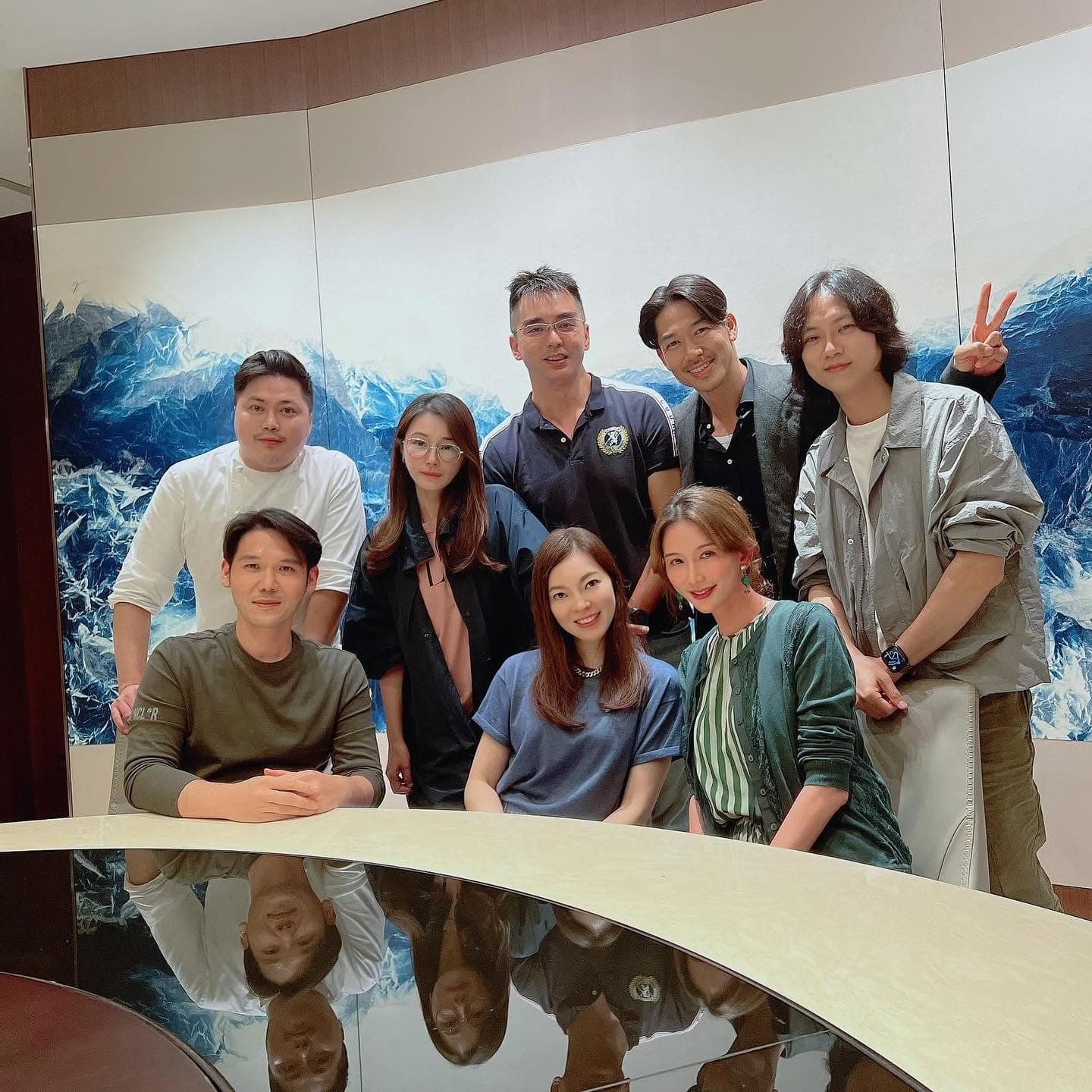 陳怡蓉（左三）為老公薛博仁（前排左一）過生日，曾馨瑩（前排右二）、林志玲（前排右一）和老公AKIRA（後排右二）、哥哥林志鴻（後排右三）到場慶生。（翻攝陳怡蓉臉書）
