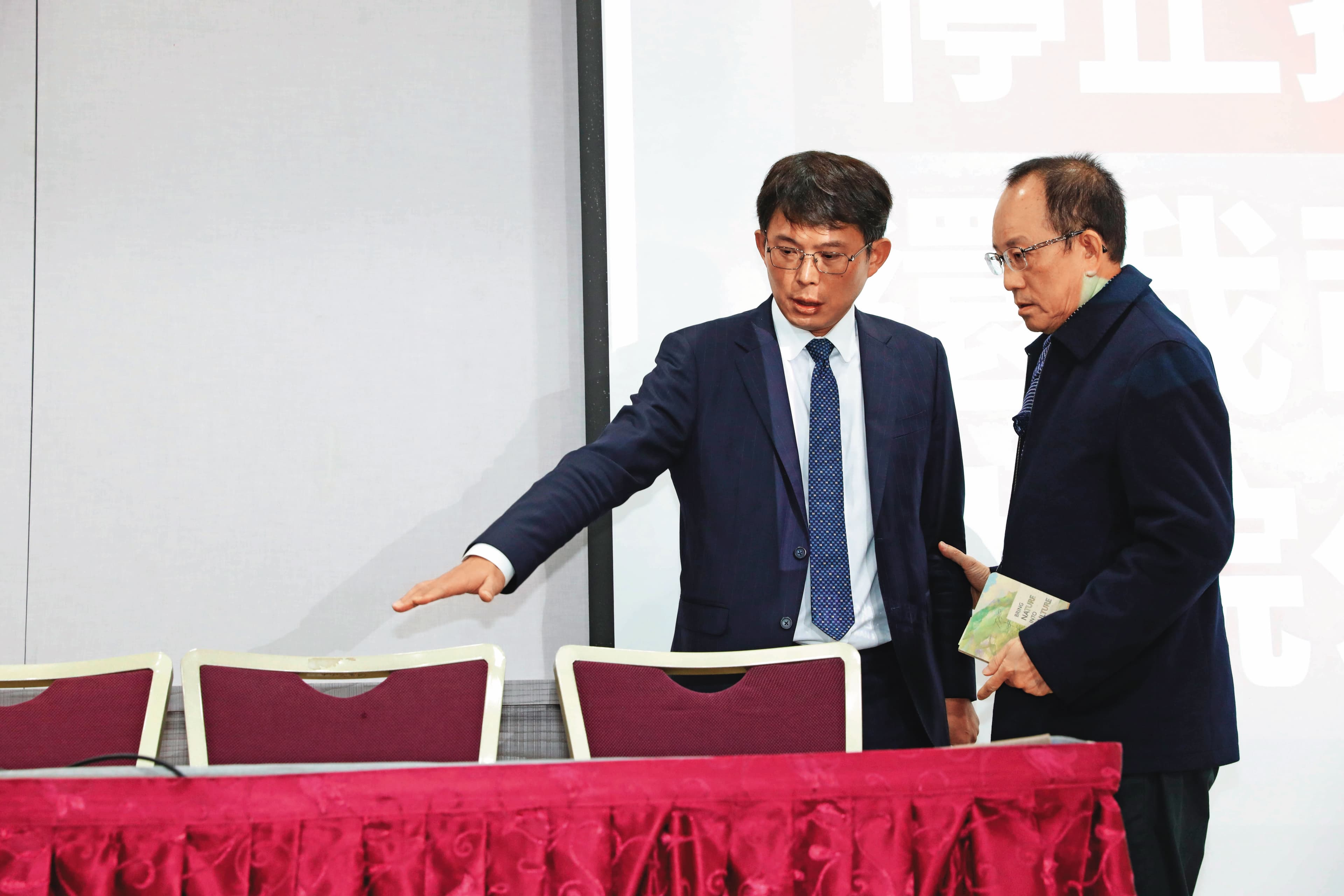黃國昌（左）原就是呼聲高的代理主席人選，如今經柯親口點名「幫忙」，可望穩坐後柯時代領導核心。