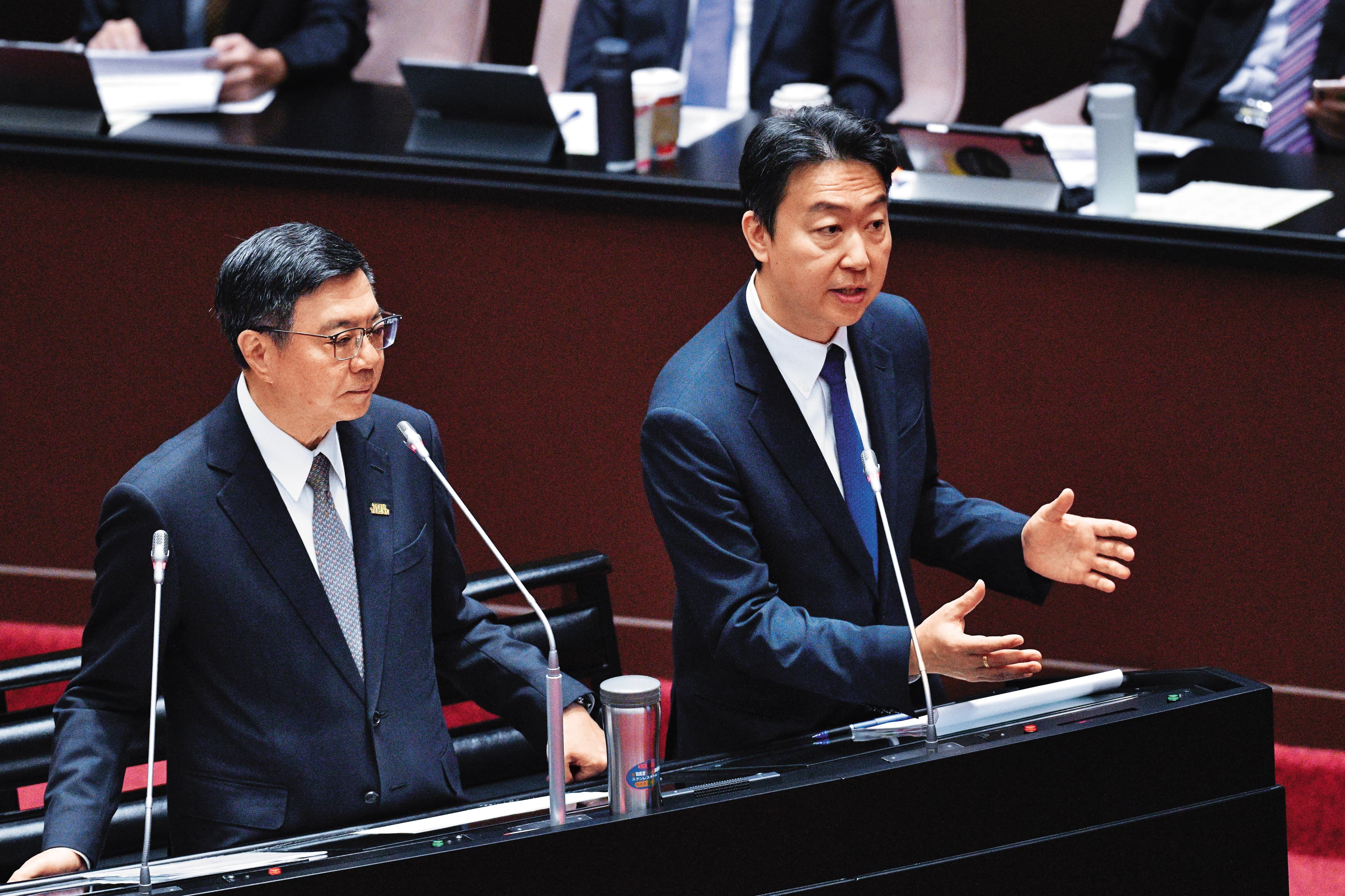 陳世凱（右）接掌交通部後，多次就交通建設、運輸政策及公共工程進度赴立法院備詢。左為行政院長卓榮泰。