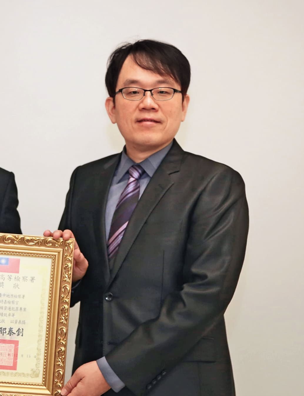 被指控的檢察官張時嘉，曾榮獲國際檢察官協會頒發特殊成就獎。（翻攝台中地檢署官網）