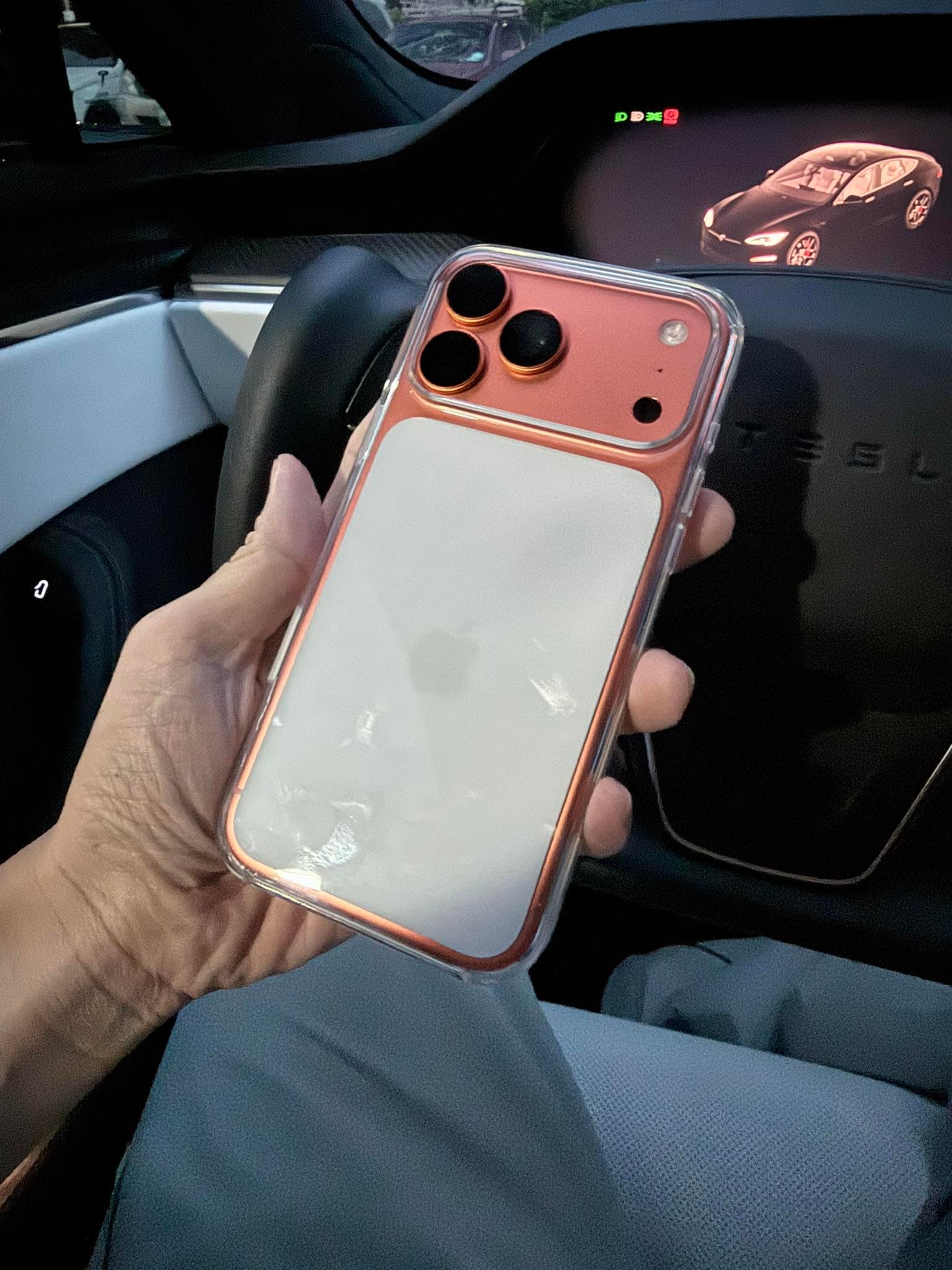 Joeman曬出iPhone 17 Pro宇宙橙色實機畫面，並套上原廠MagSafe透明保護殼的樣子，直呼「看久了會習慣吧～應該啦！」（翻攝自Joeman臉書）