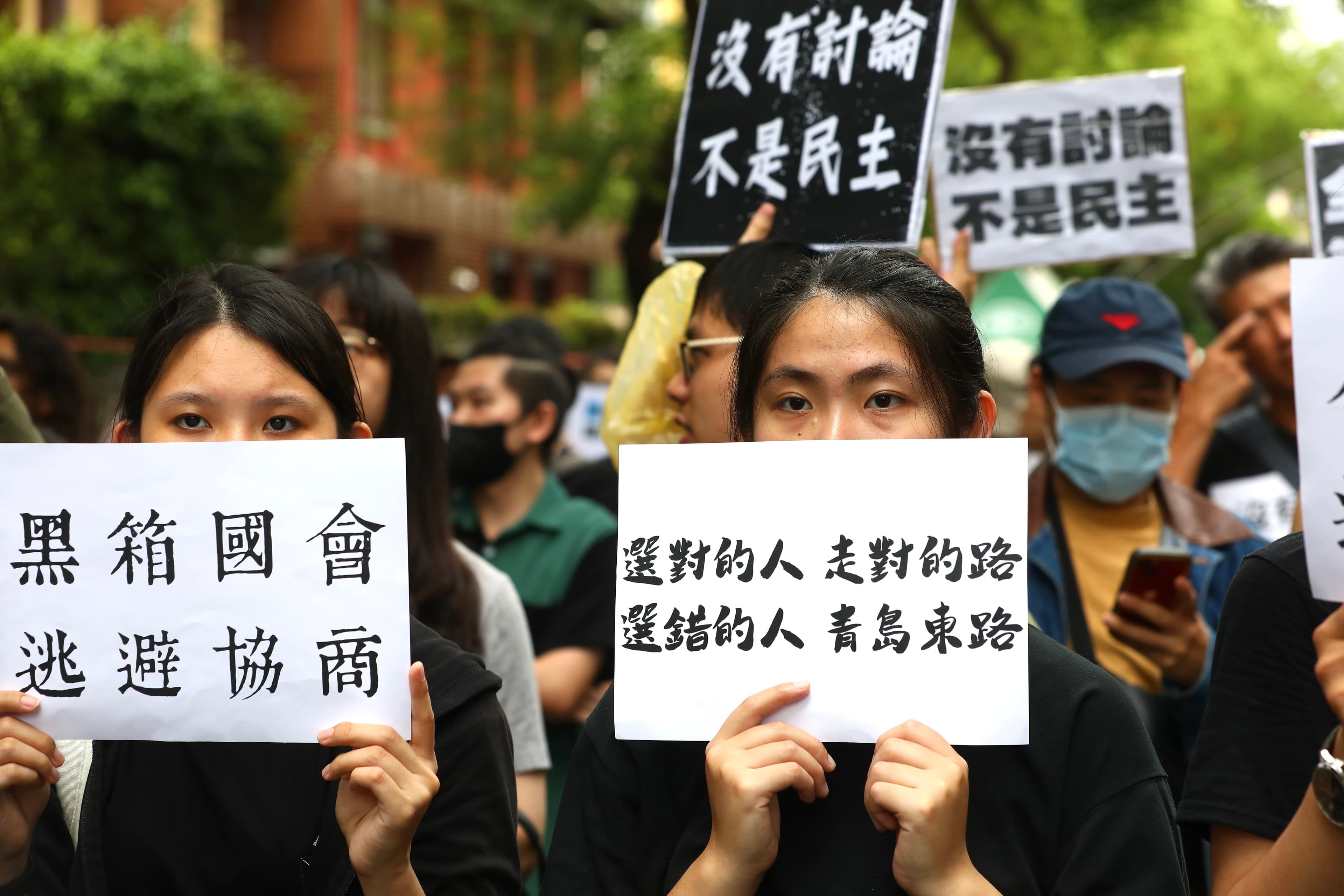 立法院外青島東路上從白天就聚集大批抗議民眾，高呼口號「沒有討論，不是民主」「我藐視現在的國會」。